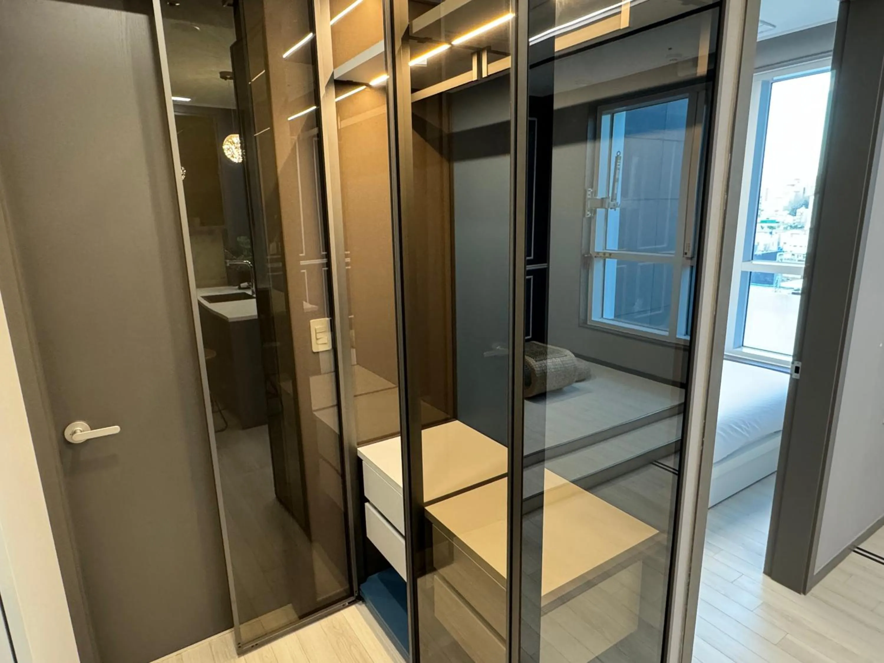 wardrobe in Nampo The Bayment BLINGEASTERN