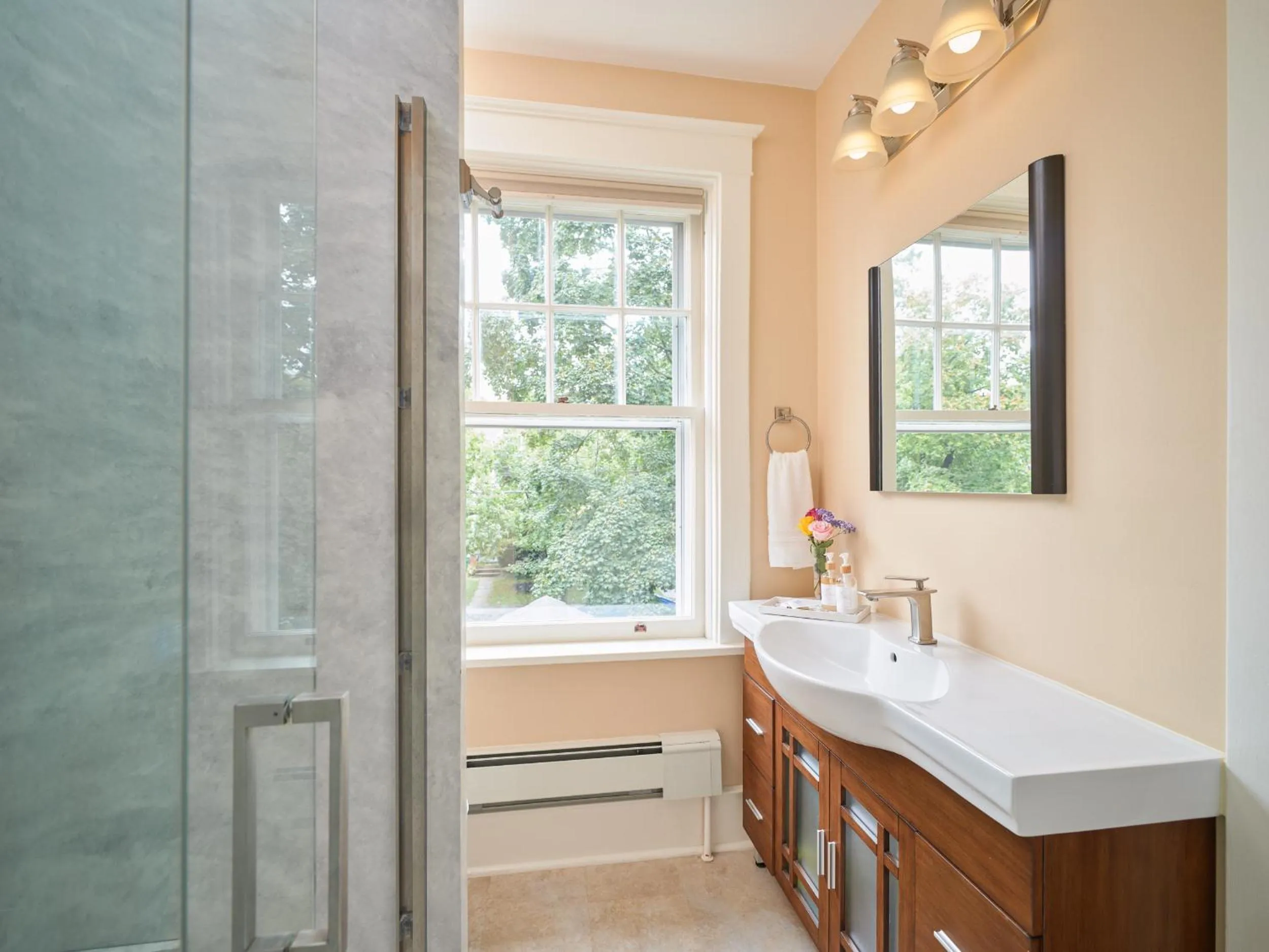 Bathroom in Mooreland Garden Inn