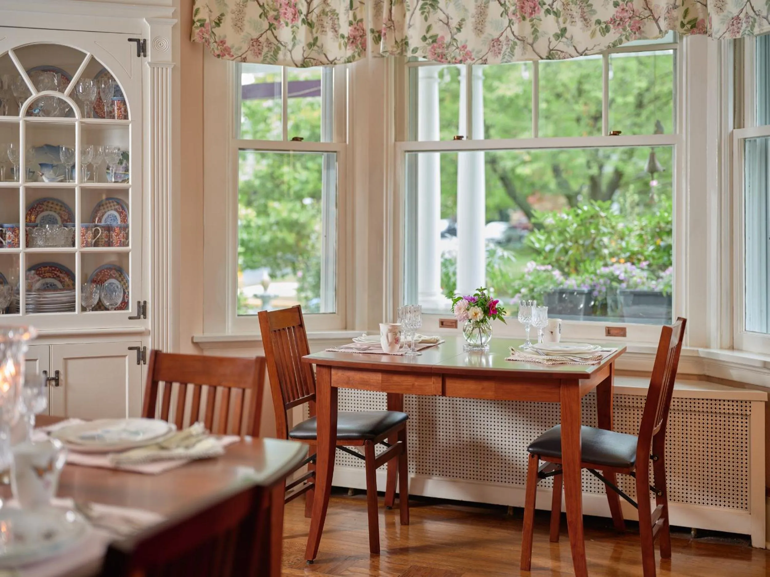 Restaurant/places to eat in Mooreland Garden Inn