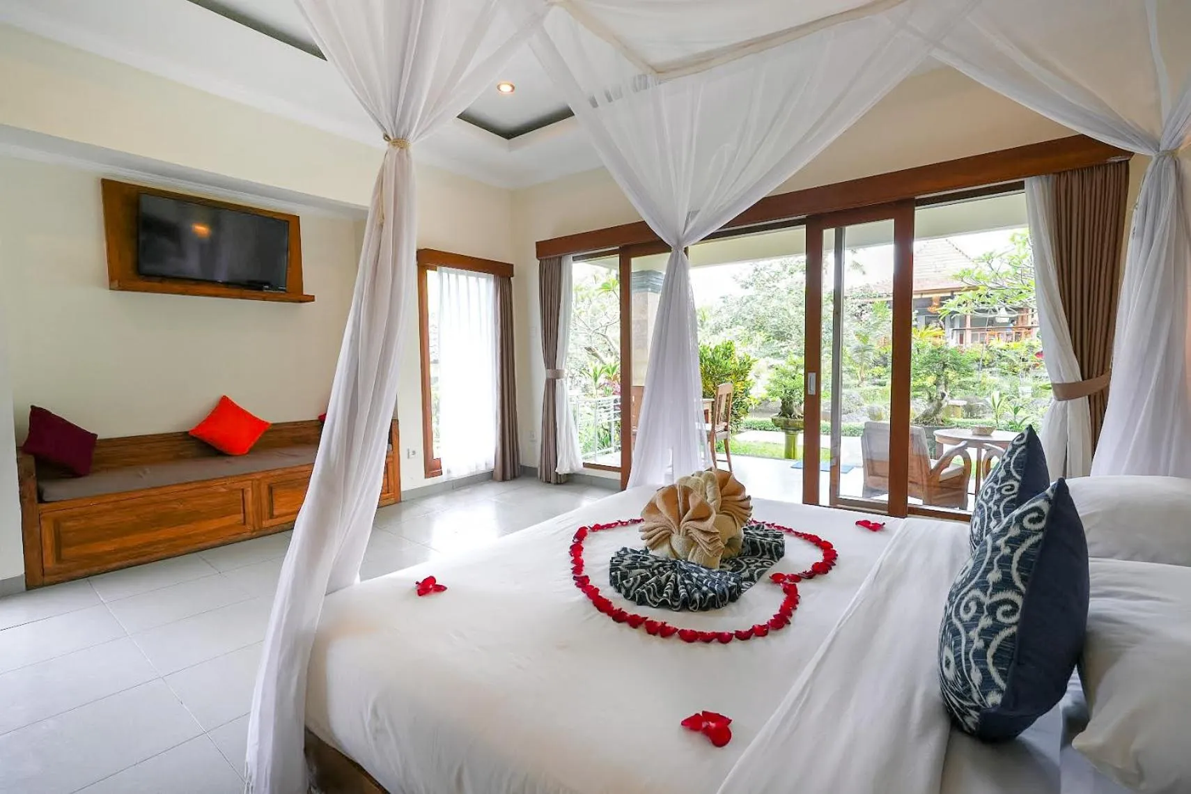 Bedroom, Bed in Villa Capung Mas Ubud