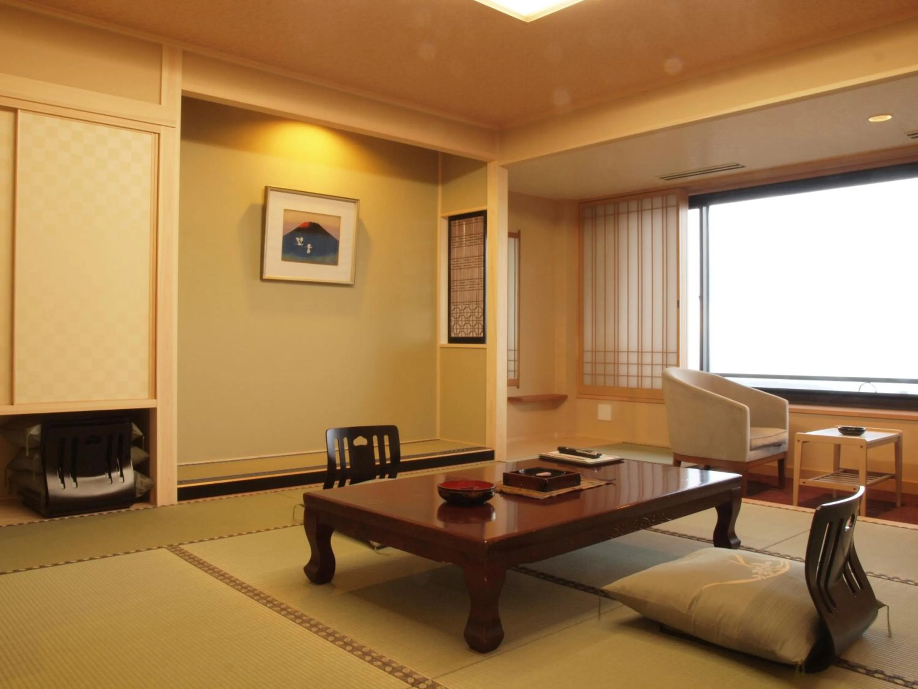 Photo of the whole room in Kounkaku