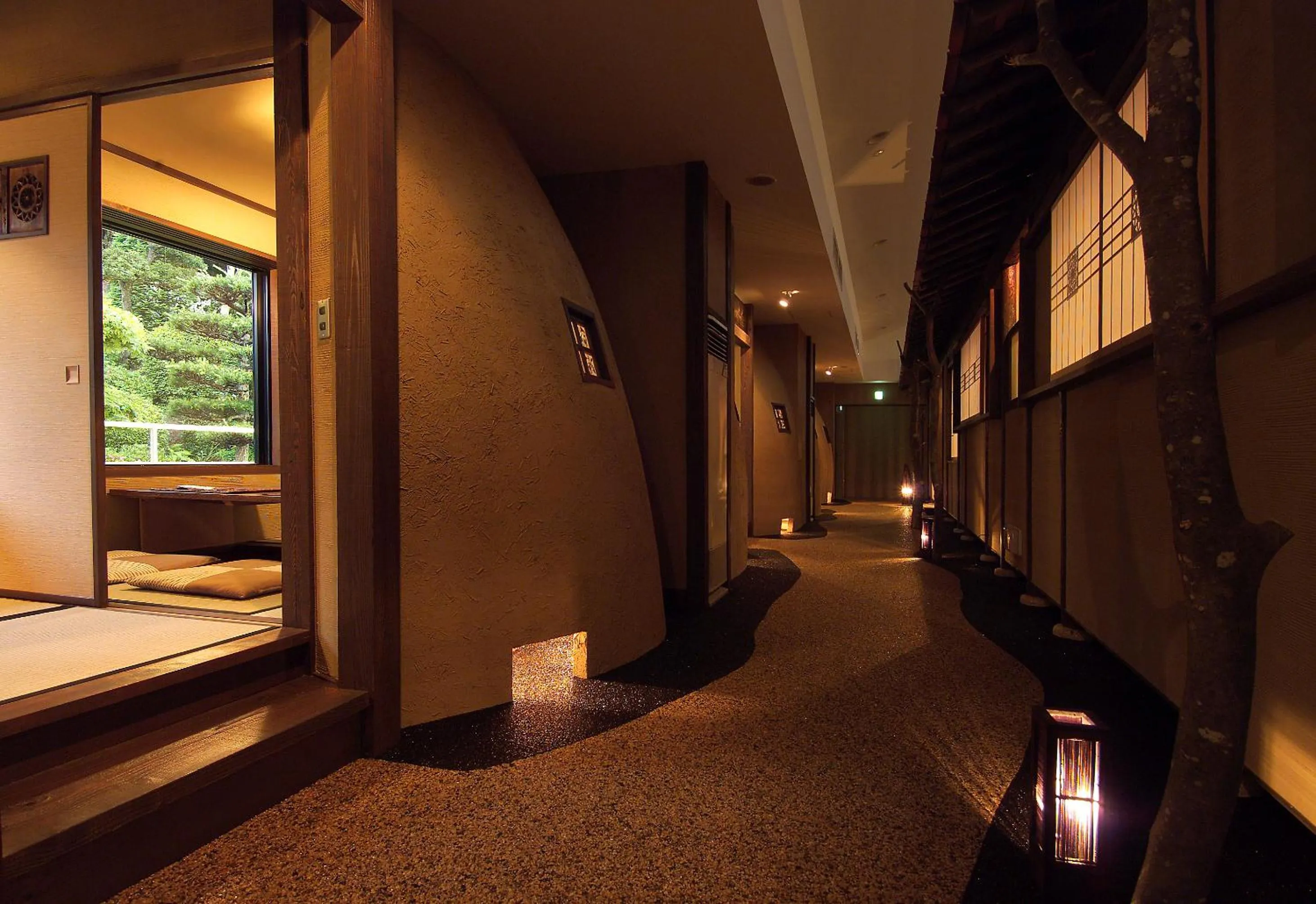 Photo of the whole room, Bed in Kounkaku