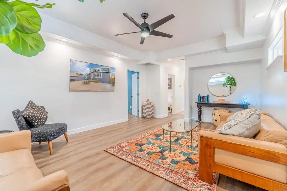 Stylish 2-Bedroom walking distance to Downtown Stylish 2-Bedroom walking distance to Downtown