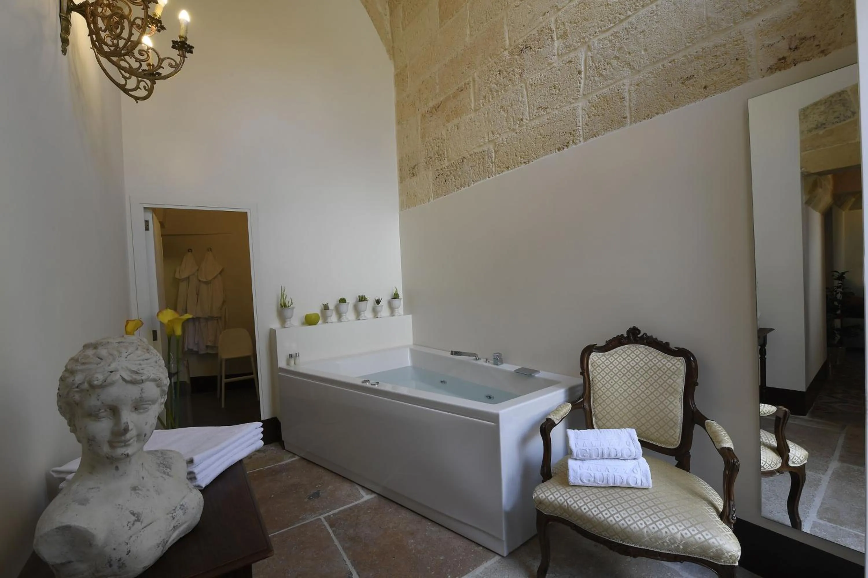 Hot Tub in Palazzo Guido