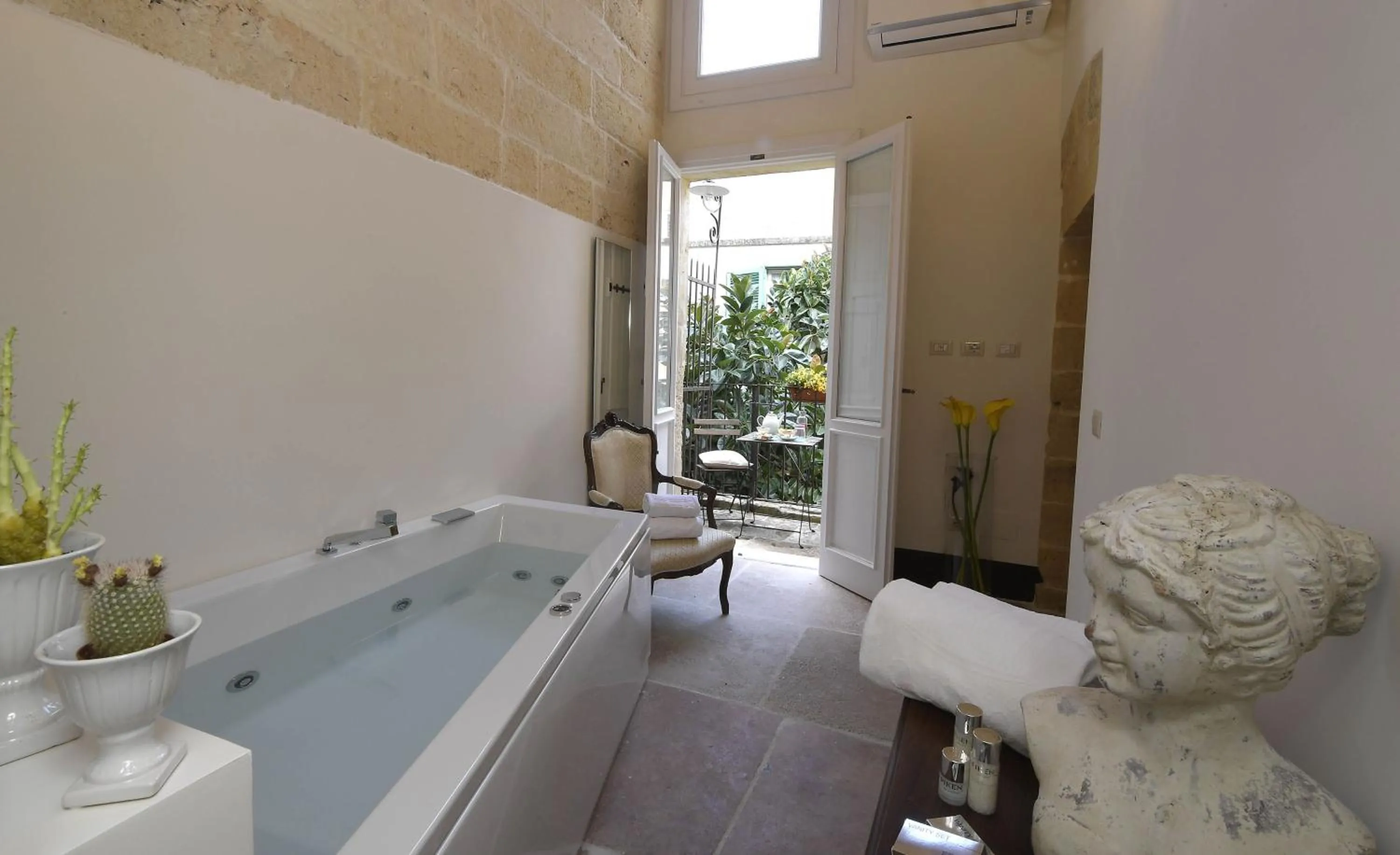 Hot Tub in Palazzo Guido