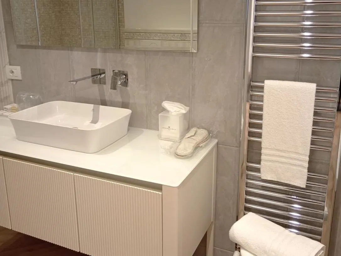 Bathroom in Grand Hotel Gallia