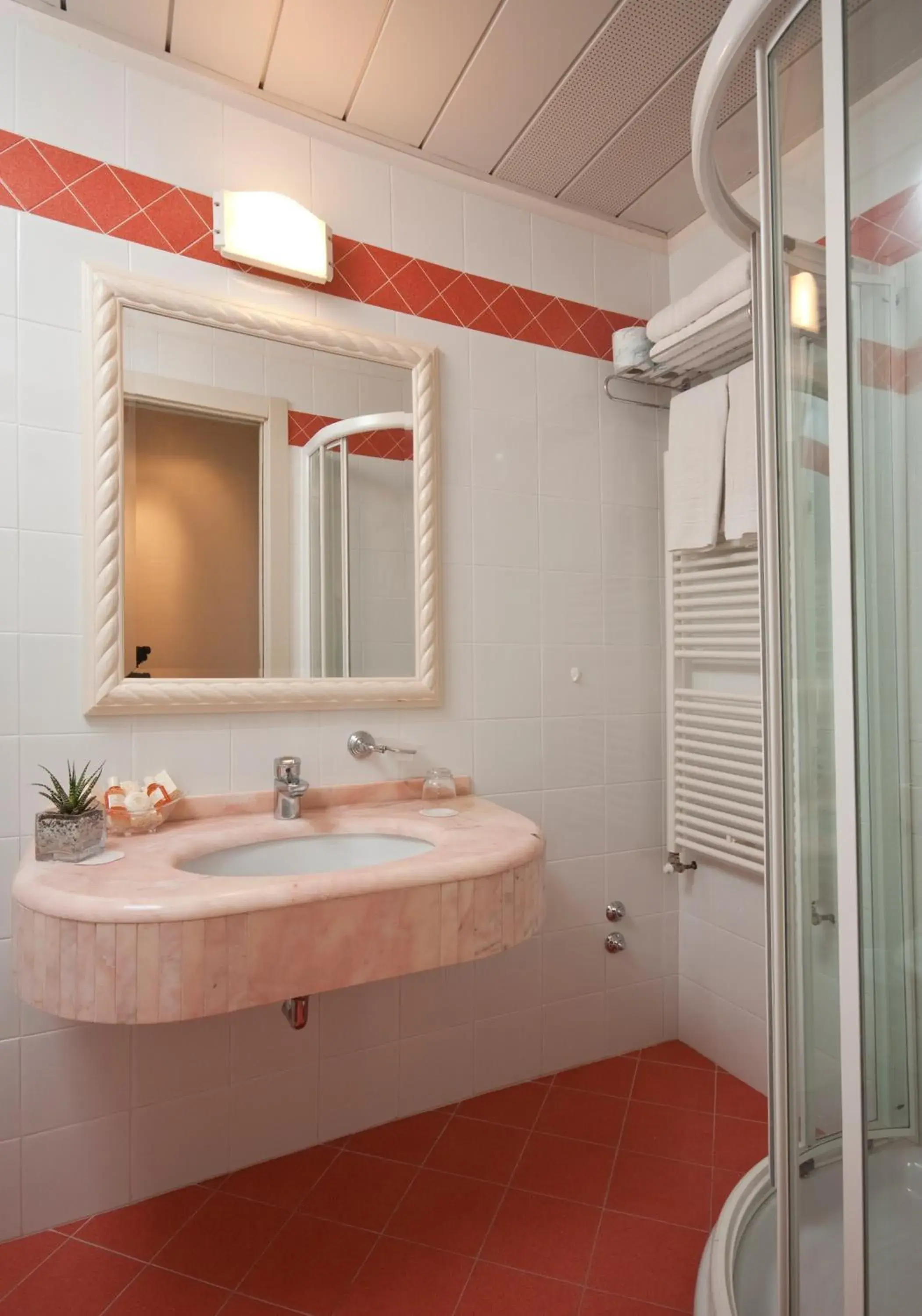 Bathroom in Grand Hotel Gallia