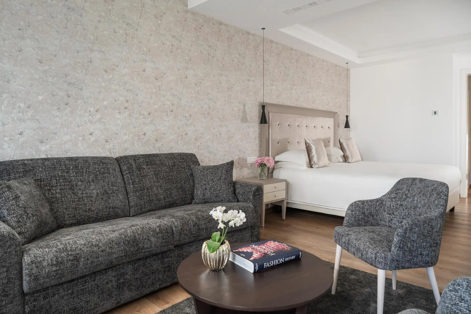 Bedroom, Bed in Grand Hotel Gallia