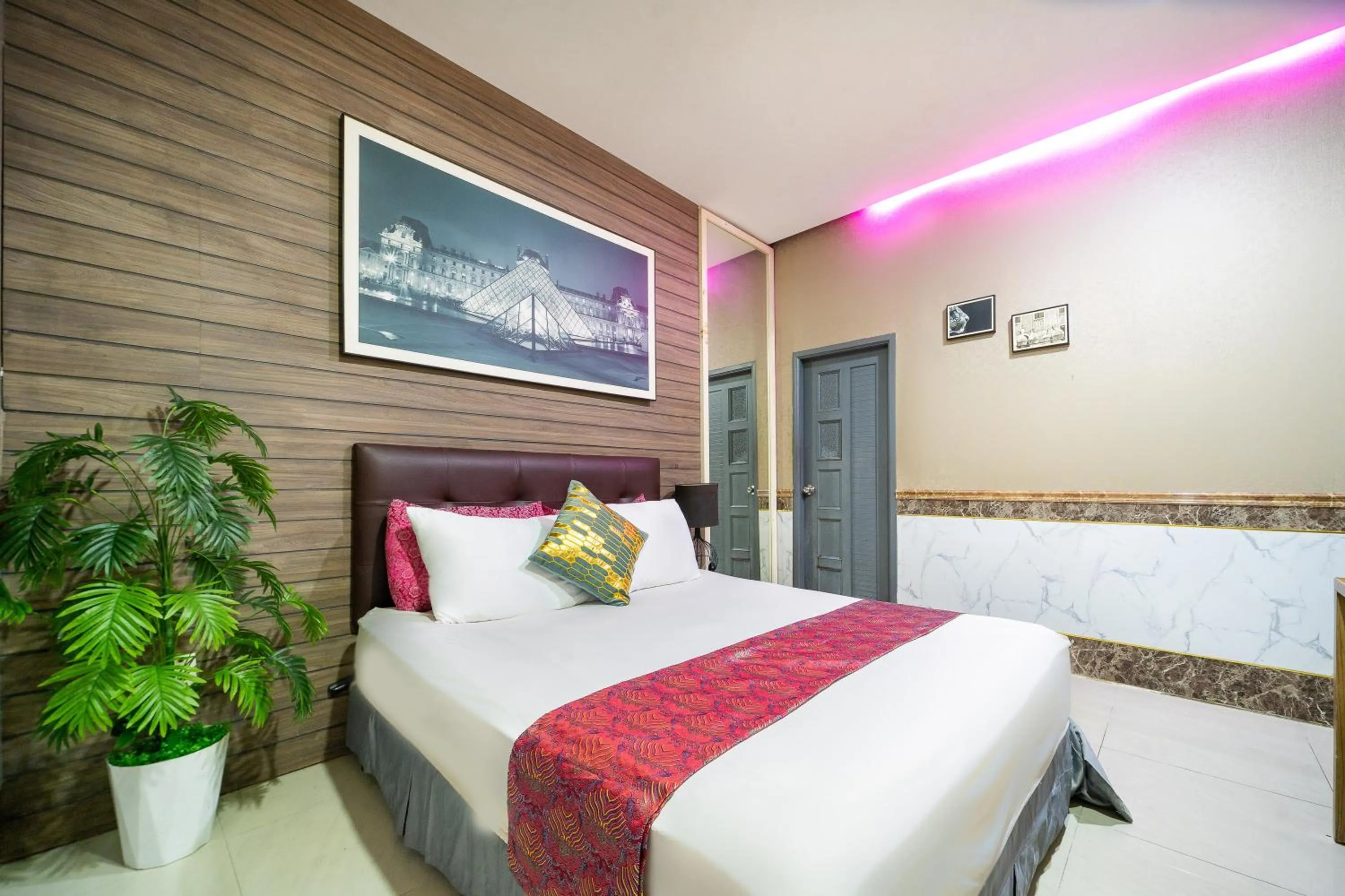 Photo of the whole room, Bed in Collection O District 10 Near Van Hanh Hospital Formerly Lan Rung Hotel