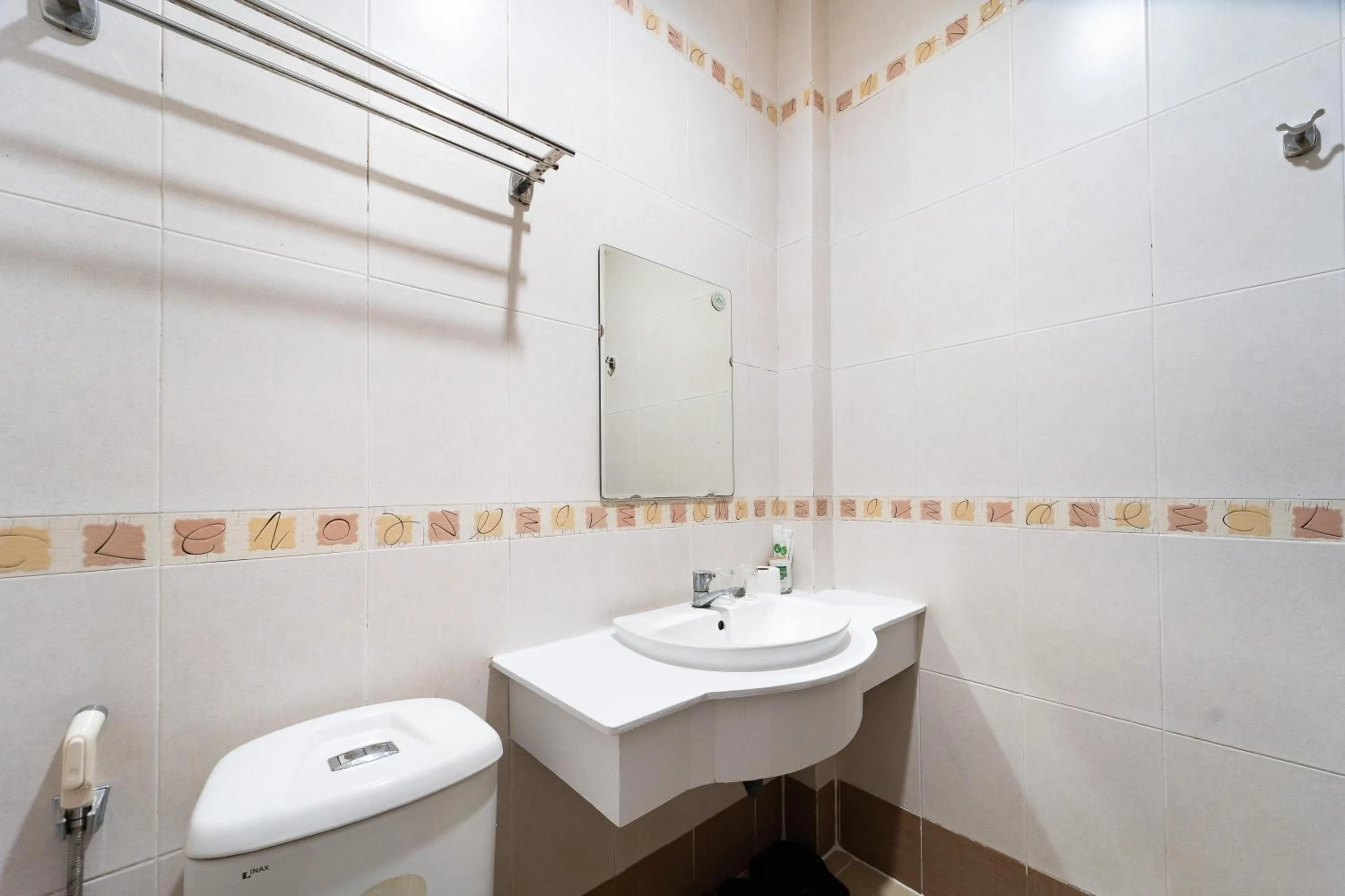 Bathroom in Collection O District 10 Near Van Hanh Hospital Formerly Lan Rung Hotel