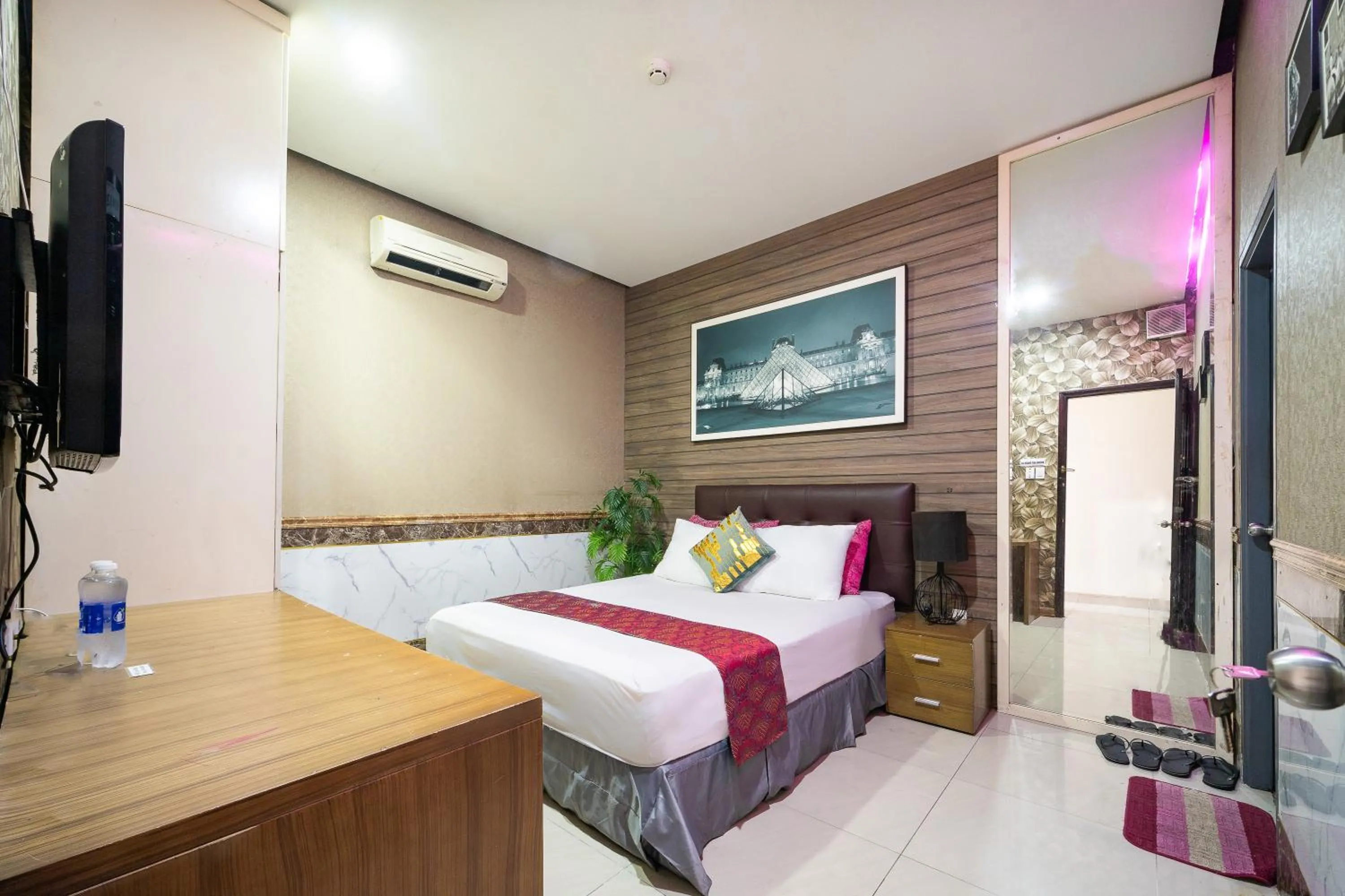 Photo of the whole room, Bed in Collection O District 10 Near Van Hanh Hospital Formerly Lan Rung Hotel