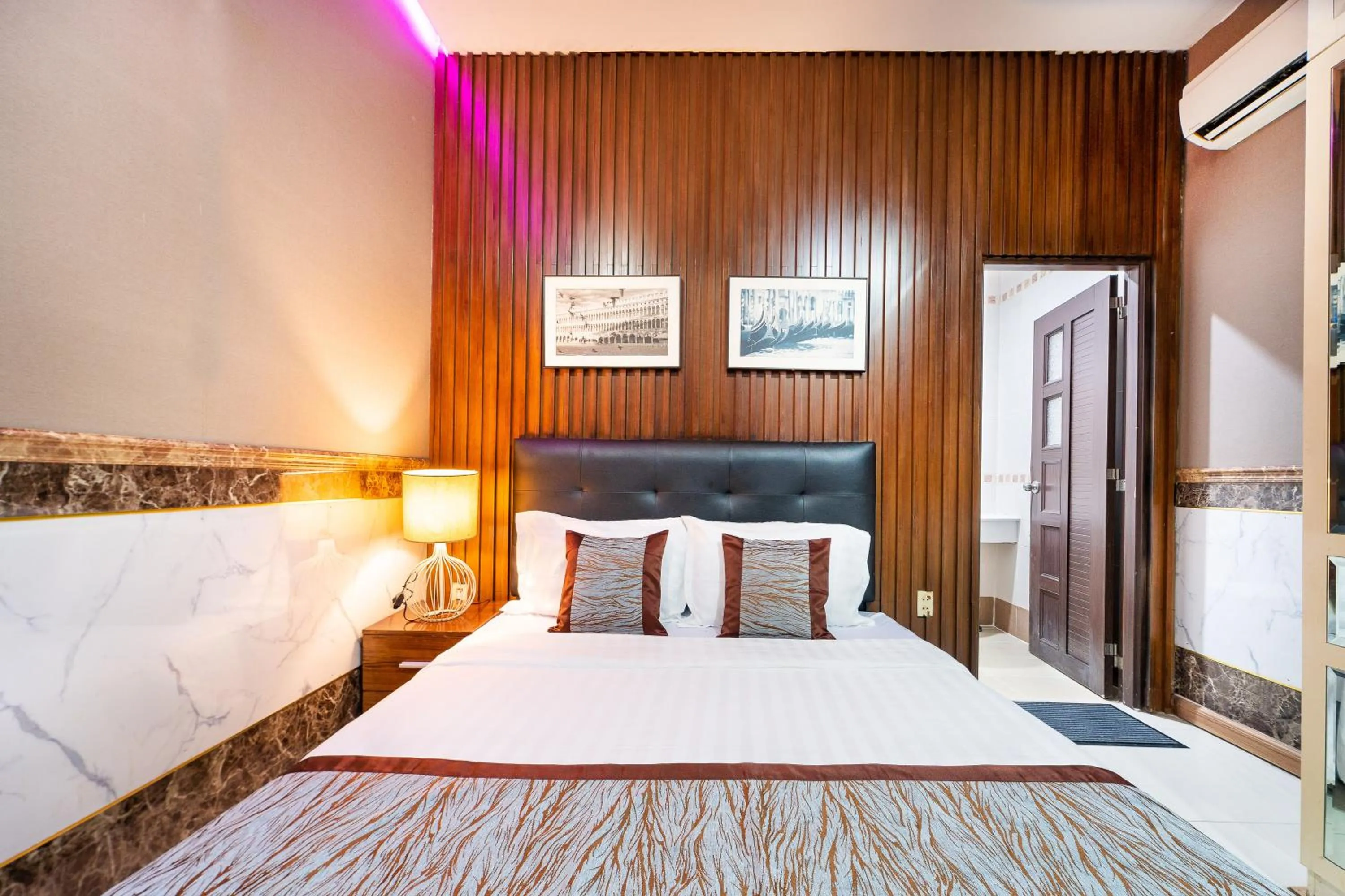 Photo of the whole room, Bed in Collection O District 10 Near Van Hanh Hospital Formerly Lan Rung Hotel