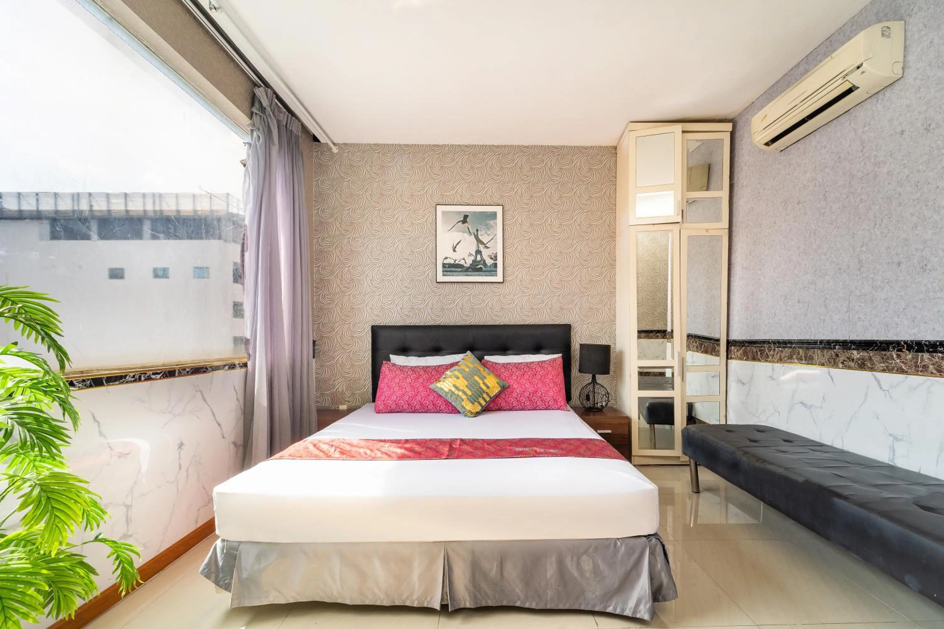 Photo of the whole room, Bed in Collection O District 10 Near Van Hanh Hospital Formerly Lan Rung Hotel