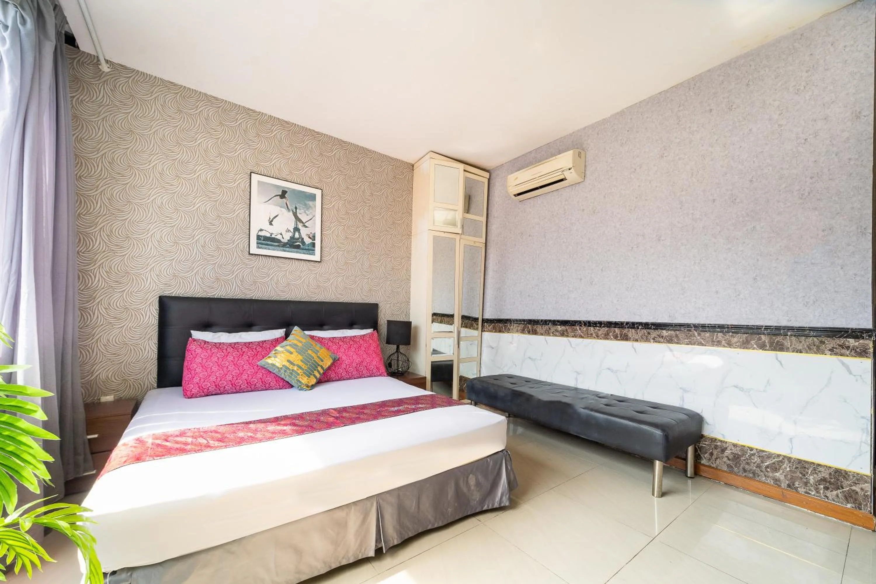 Photo of the whole room, Bed in Collection O District 10 Near Van Hanh Hospital Formerly Lan Rung Hotel