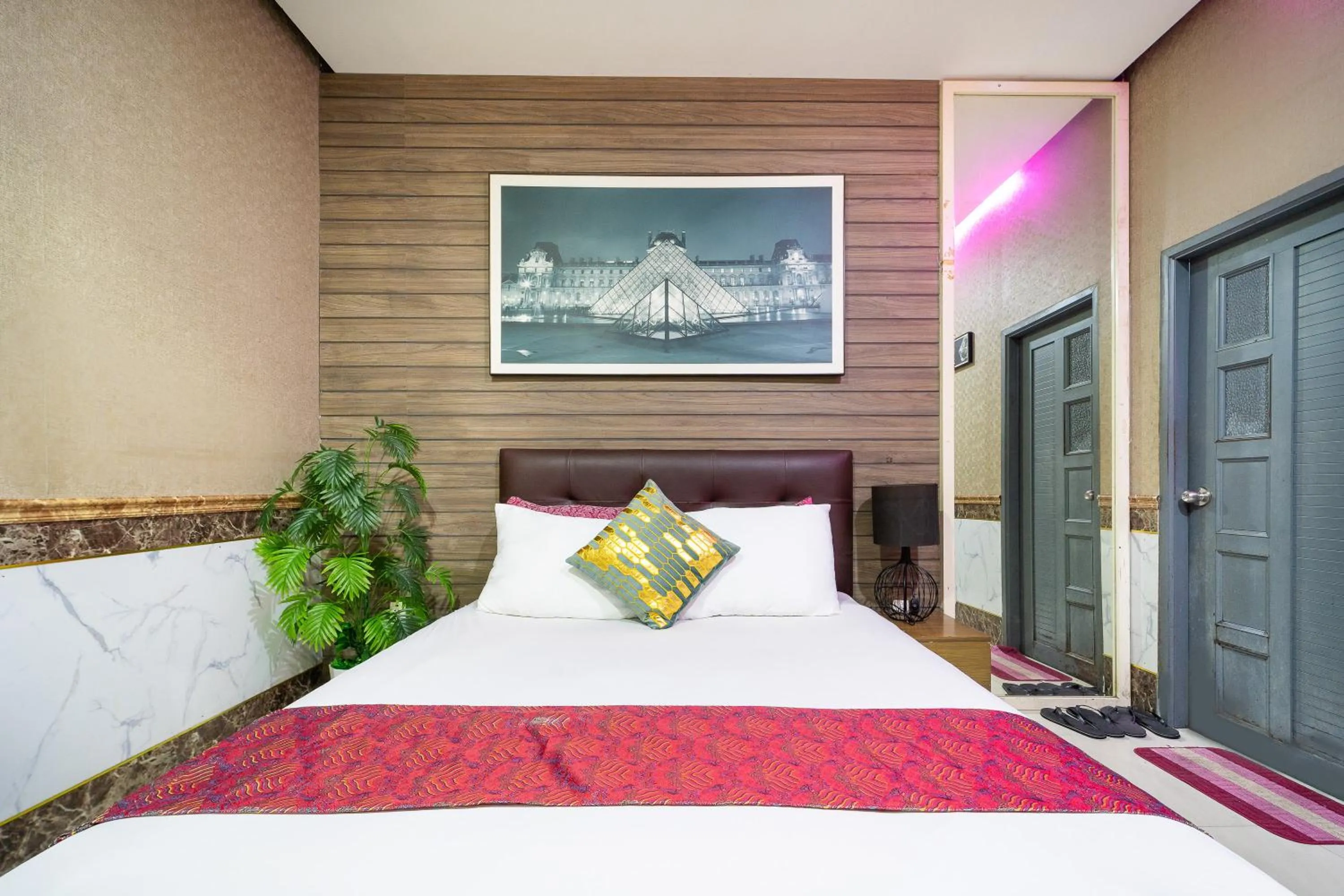 Photo of the whole room, Bed in Collection O District 10 Near Van Hanh Hospital Formerly Lan Rung Hotel
