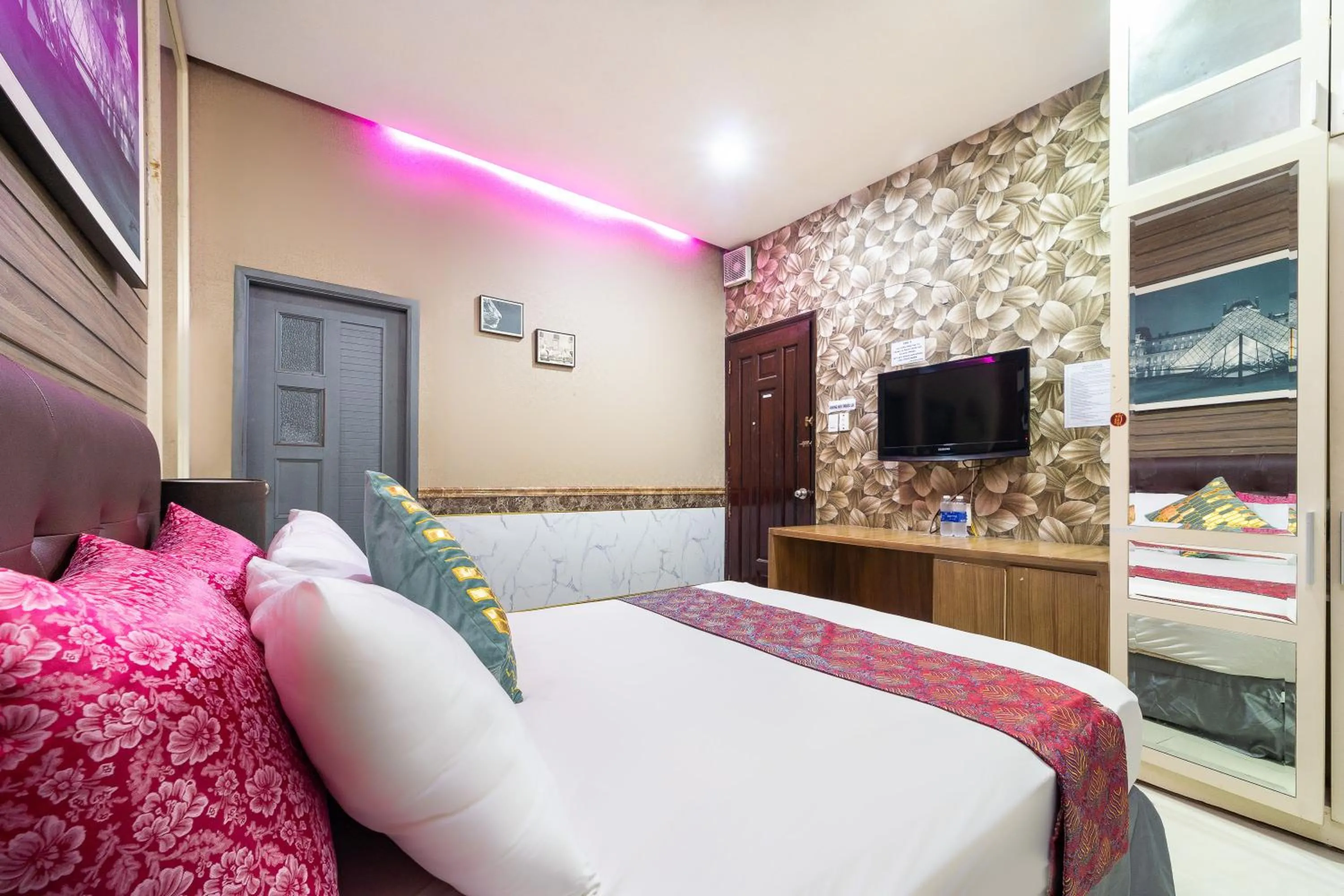Photo of the whole room, Bed in Collection O District 10 Near Van Hanh Hospital Formerly Lan Rung Hotel