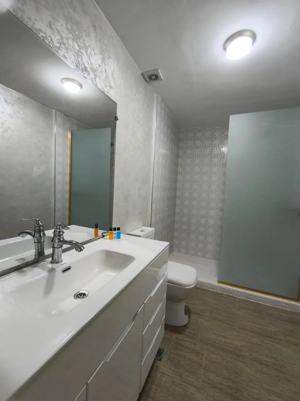 Shower in Saroy Gardens Hotel