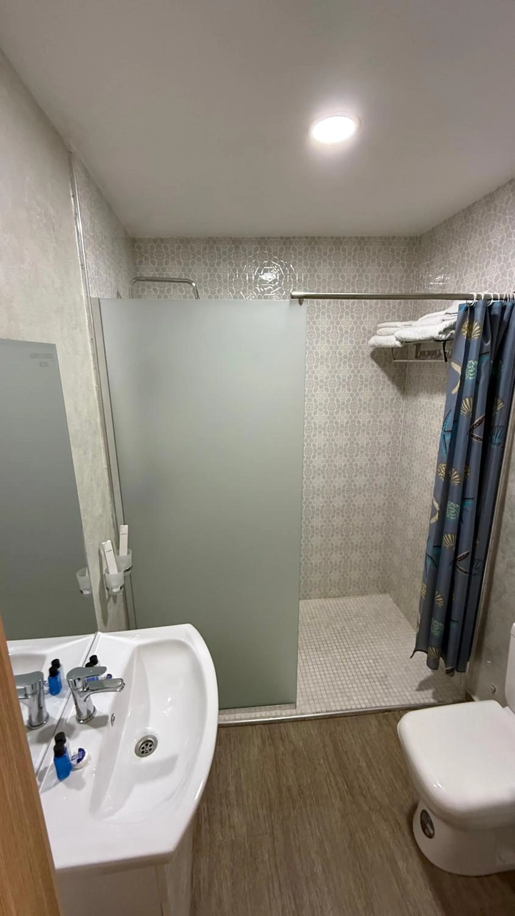 Shower in Saroy Gardens Hotel