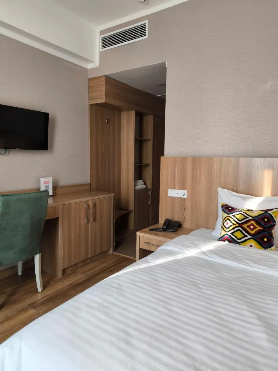 Single Room in Saroy Gardens Hotel Single Room in Saroy Gardens Hotel