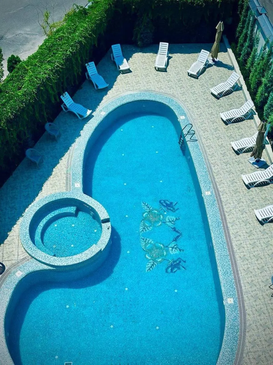 Swimming pool in Saroy Gardens Hotel