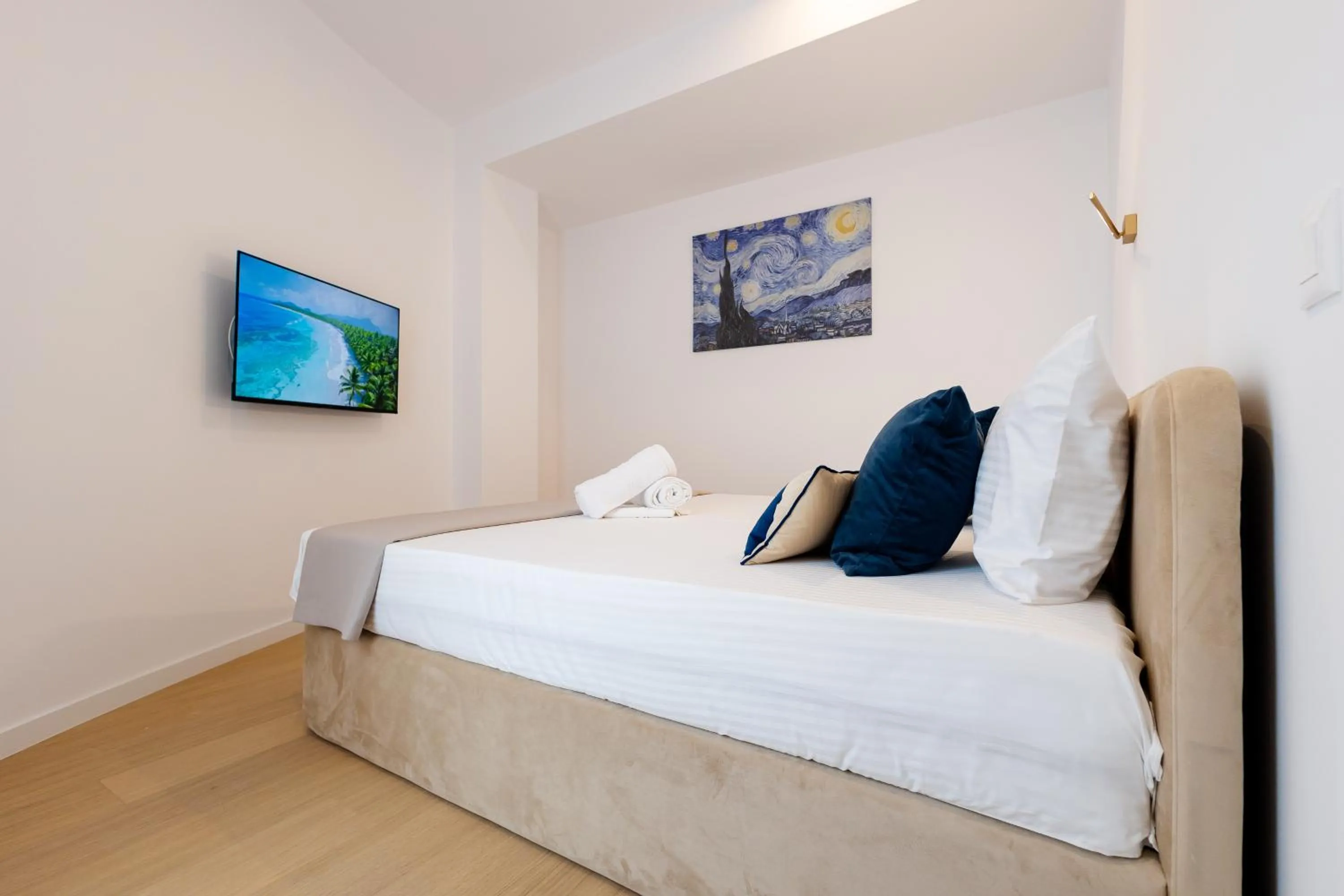 TV and multimedia, Bed in Central Suites