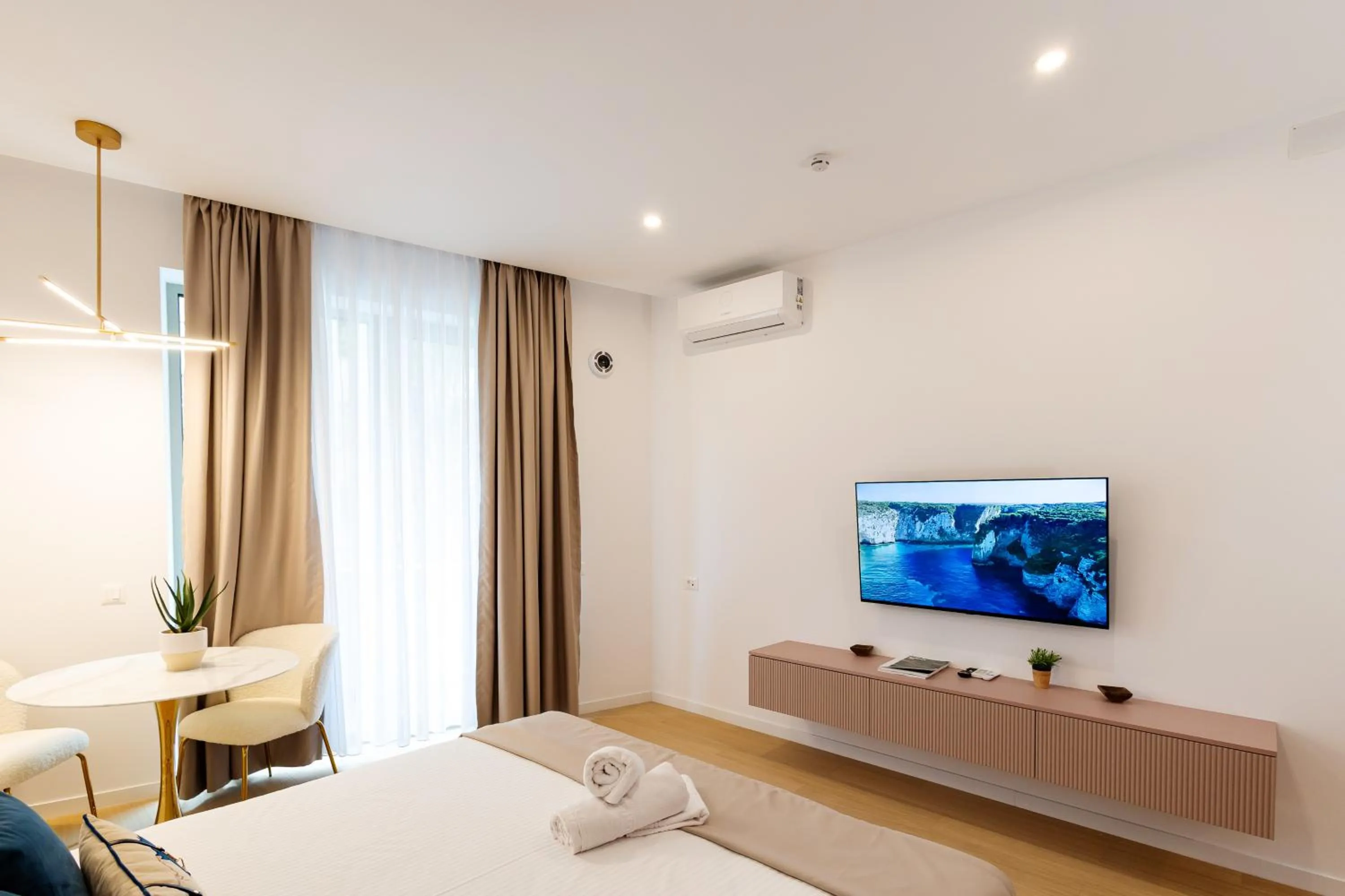 Bedroom, Bed in Central Suites