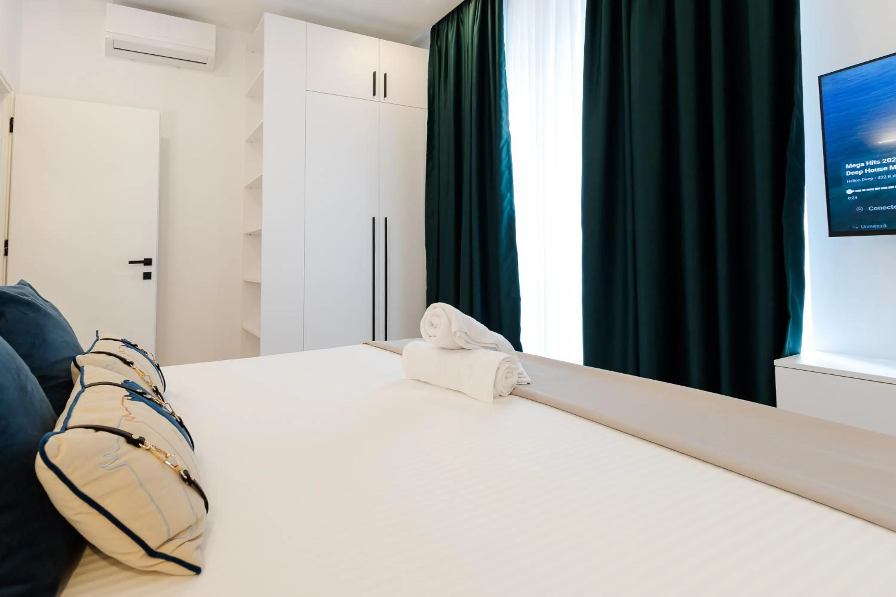 Bedroom, Bed in Central Suites