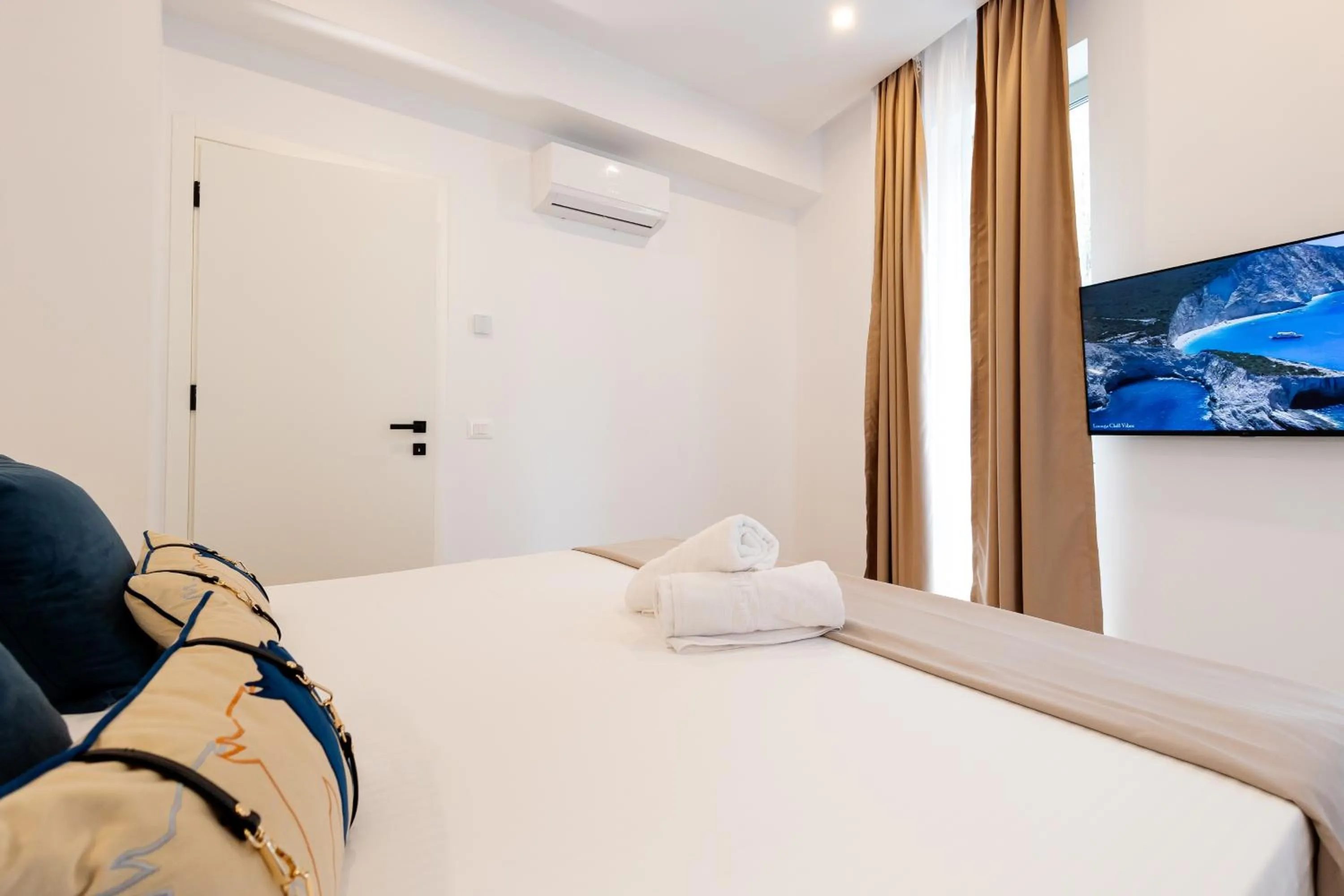 Bedroom, Bed in Central Suites