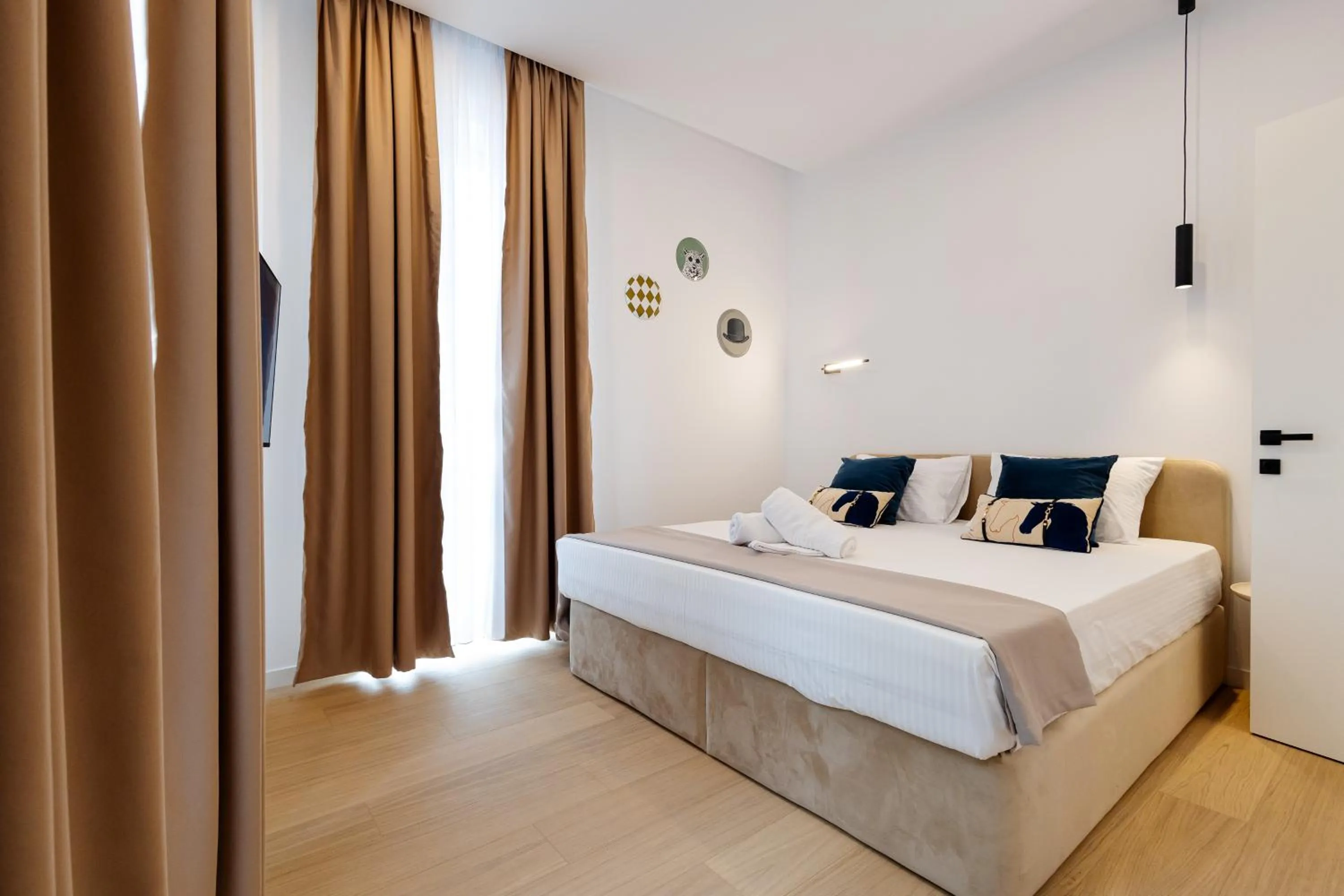 Photo of the whole room, Bed in Central Suites