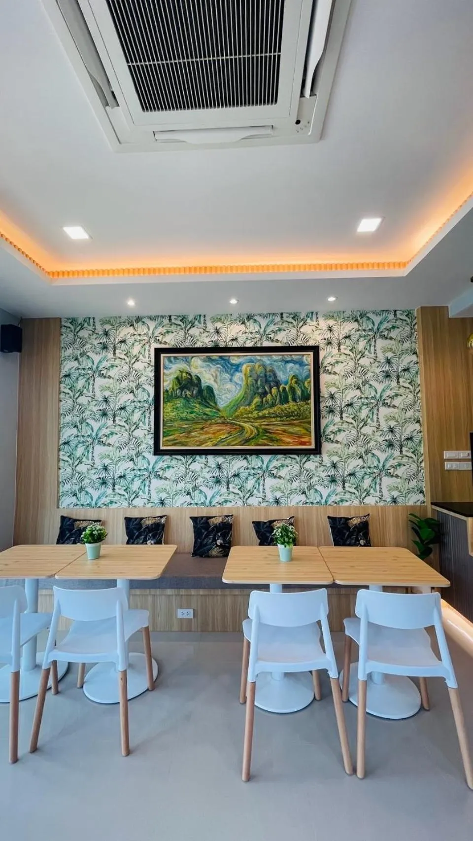 Restaurant/places to eat in The Village Poshtel