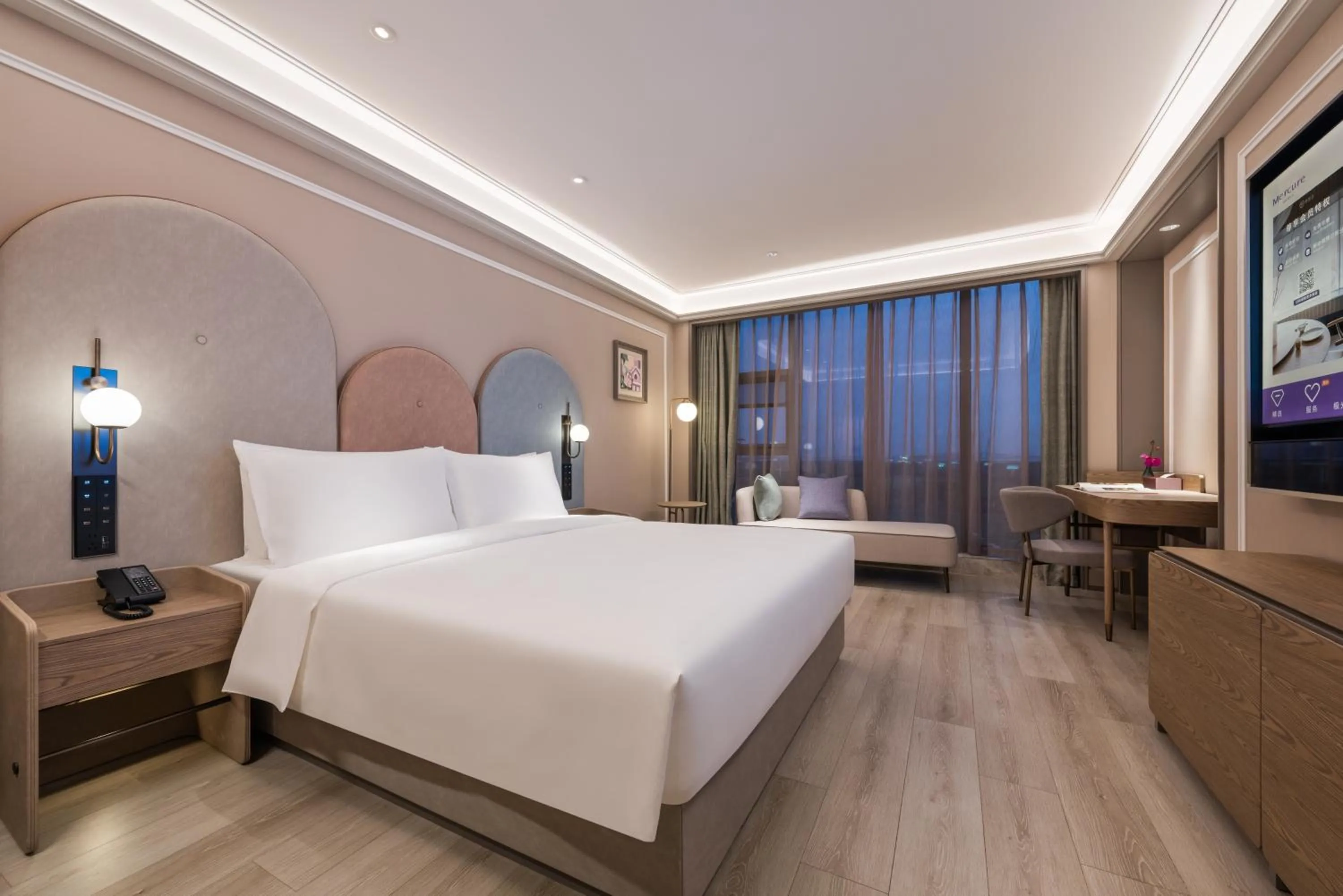 Photo of the whole room, Bed in Mercure Nantong Suxitong Riverside