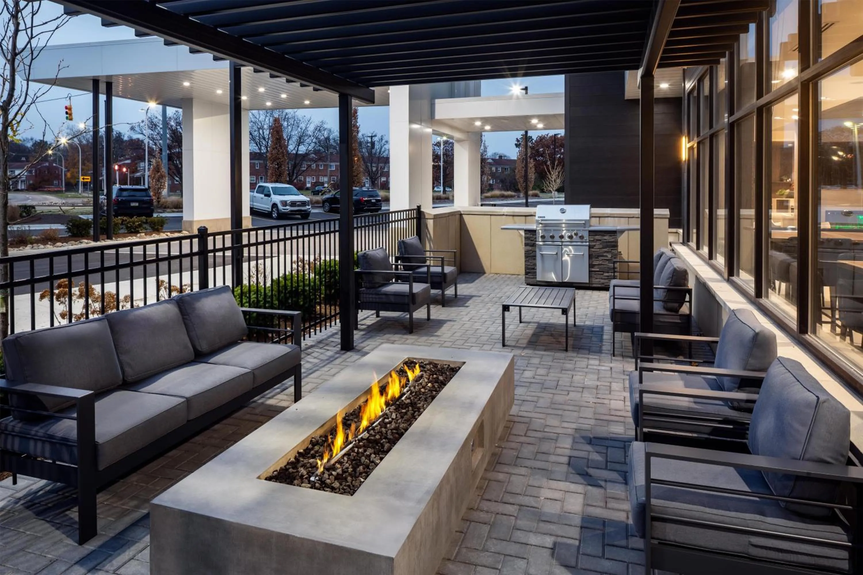 Patio in Hyatt House Royal Oak / Birmingham