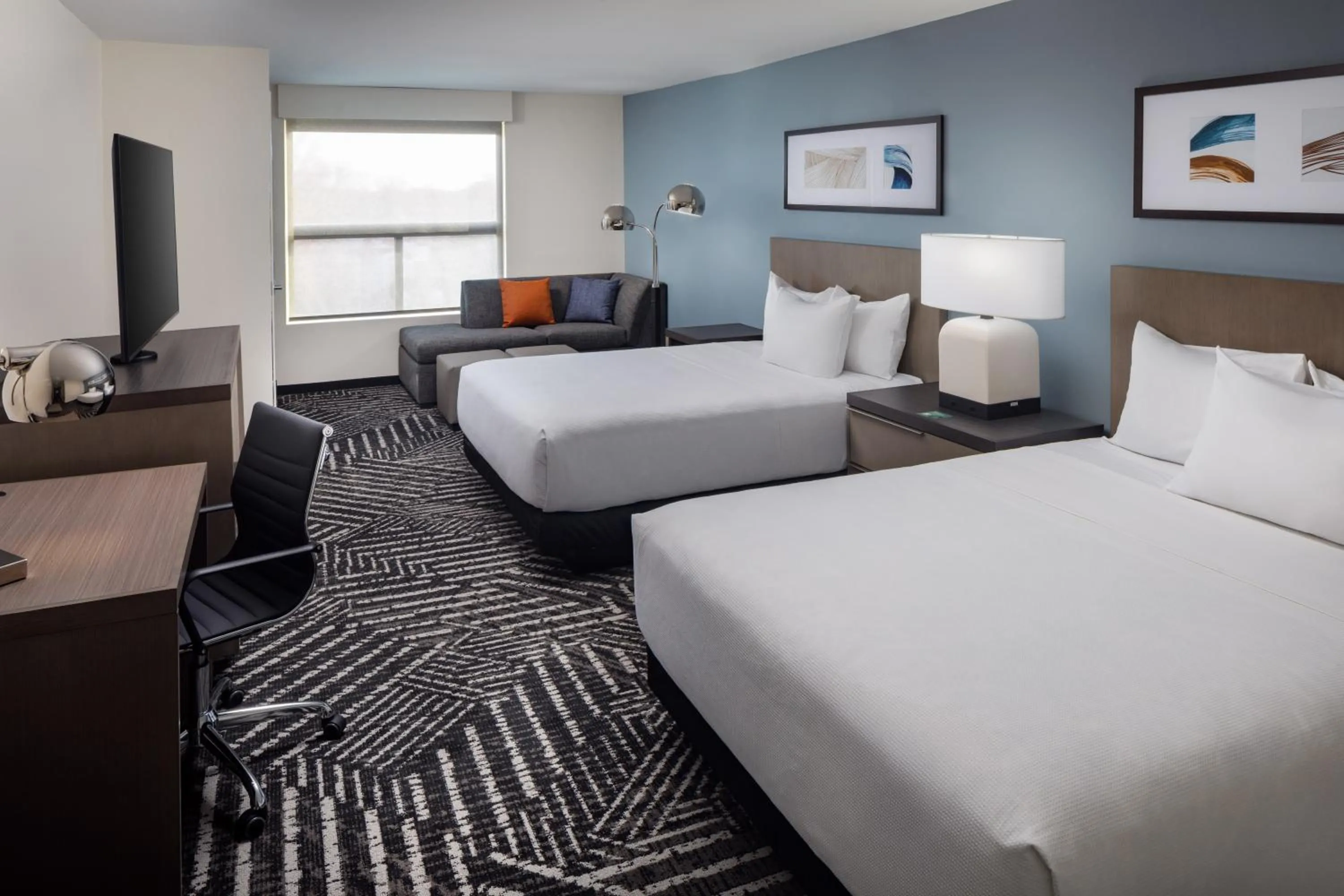 Communal lounge/ TV room, Bed in Hyatt House Royal Oak / Birmingham