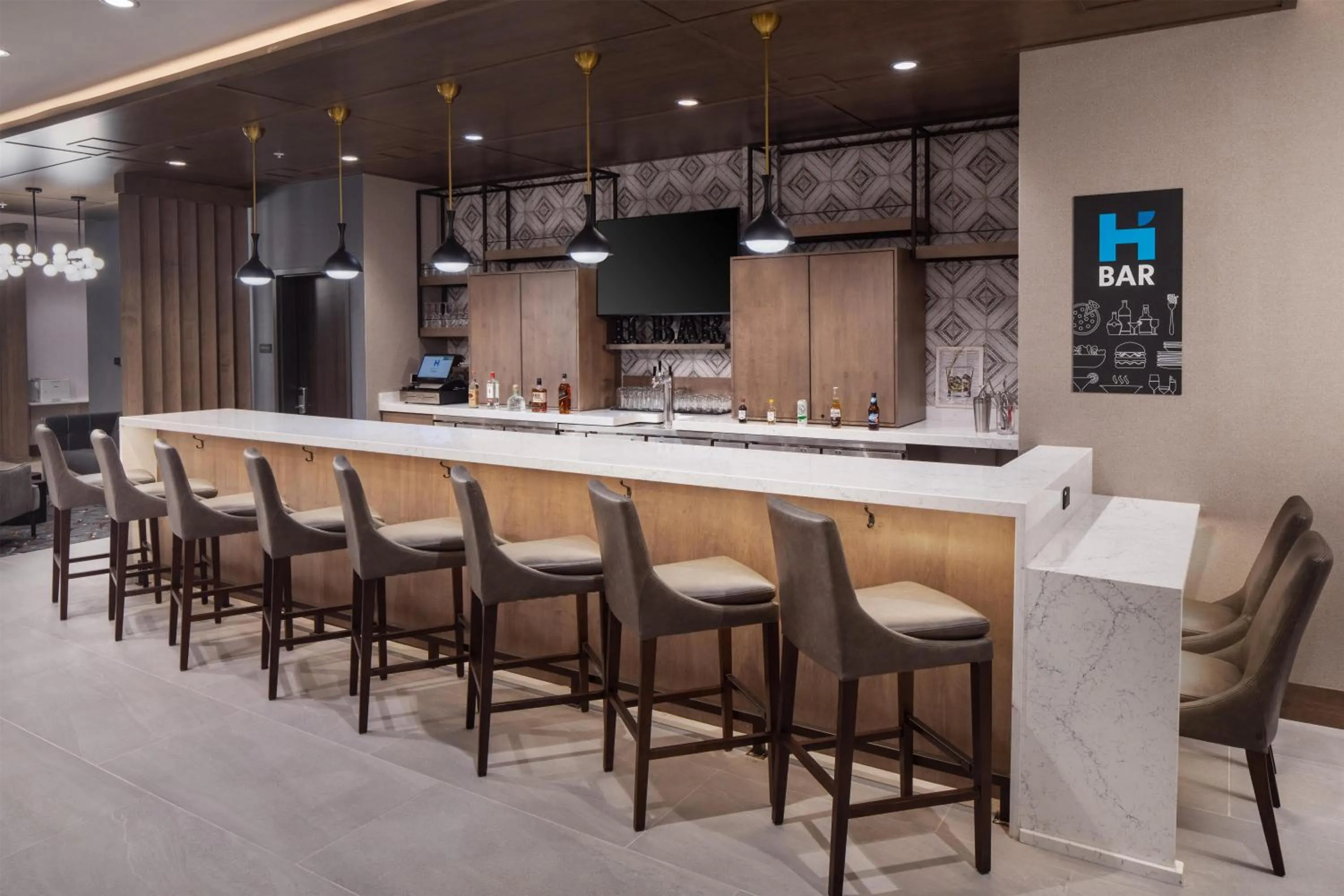 Lounge or bar in Hyatt House Royal Oak / Birmingham