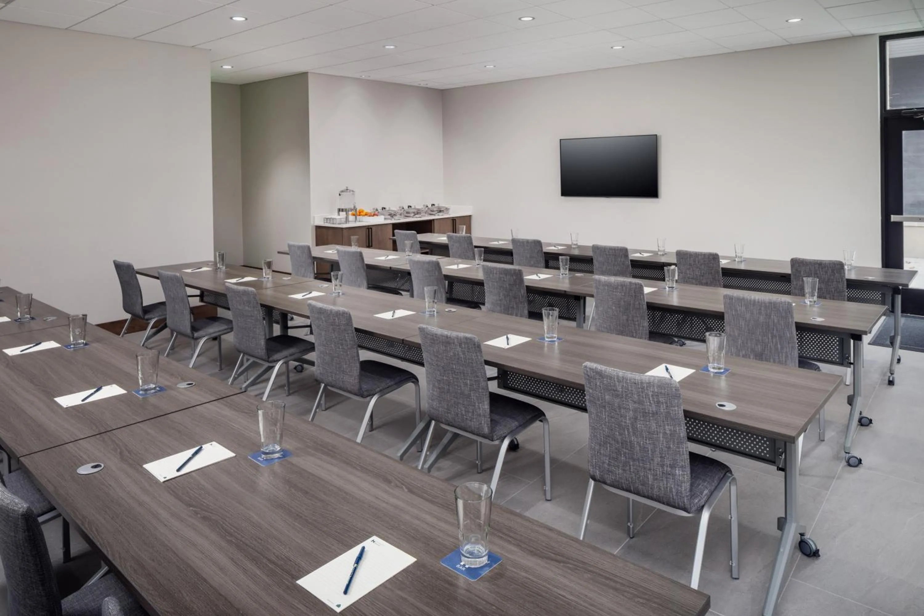 TV and multimedia in Hyatt House Royal Oak / Birmingham