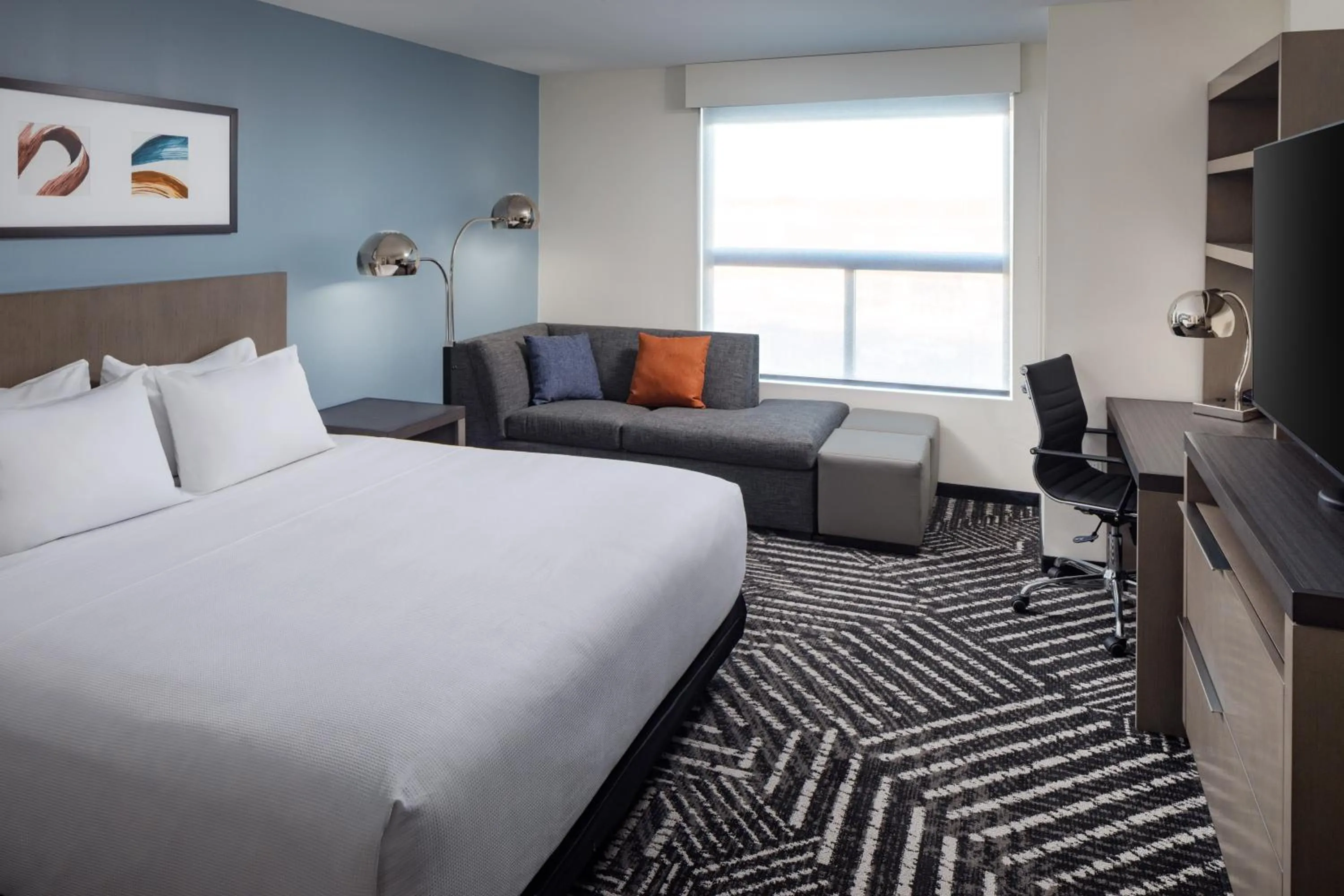 Communal lounge/ TV room, Bed in Hyatt House Royal Oak / Birmingham
