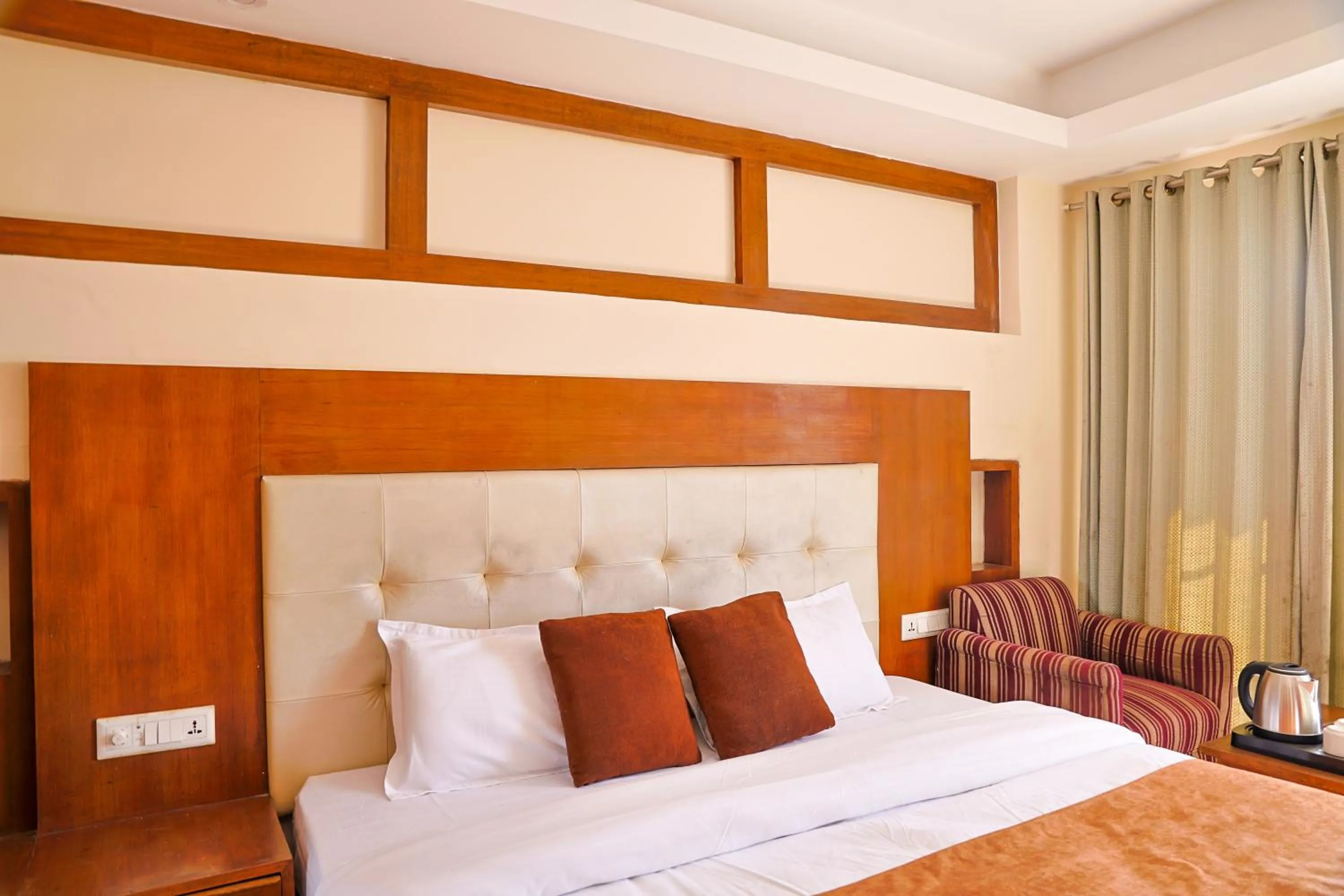 Bed in Hotel Samrat - On Mall Road