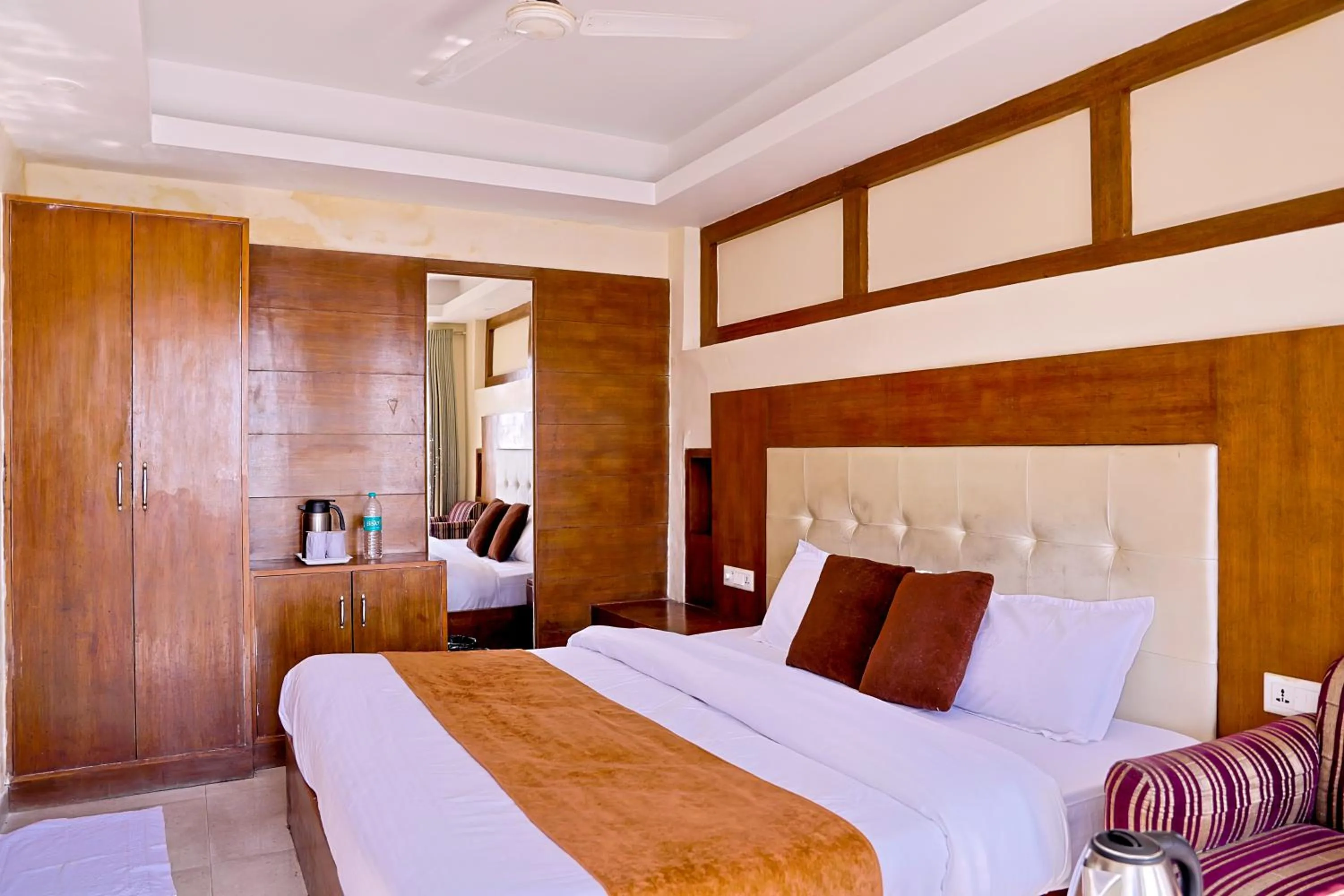 Bed in Hotel Samrat - On Mall Road