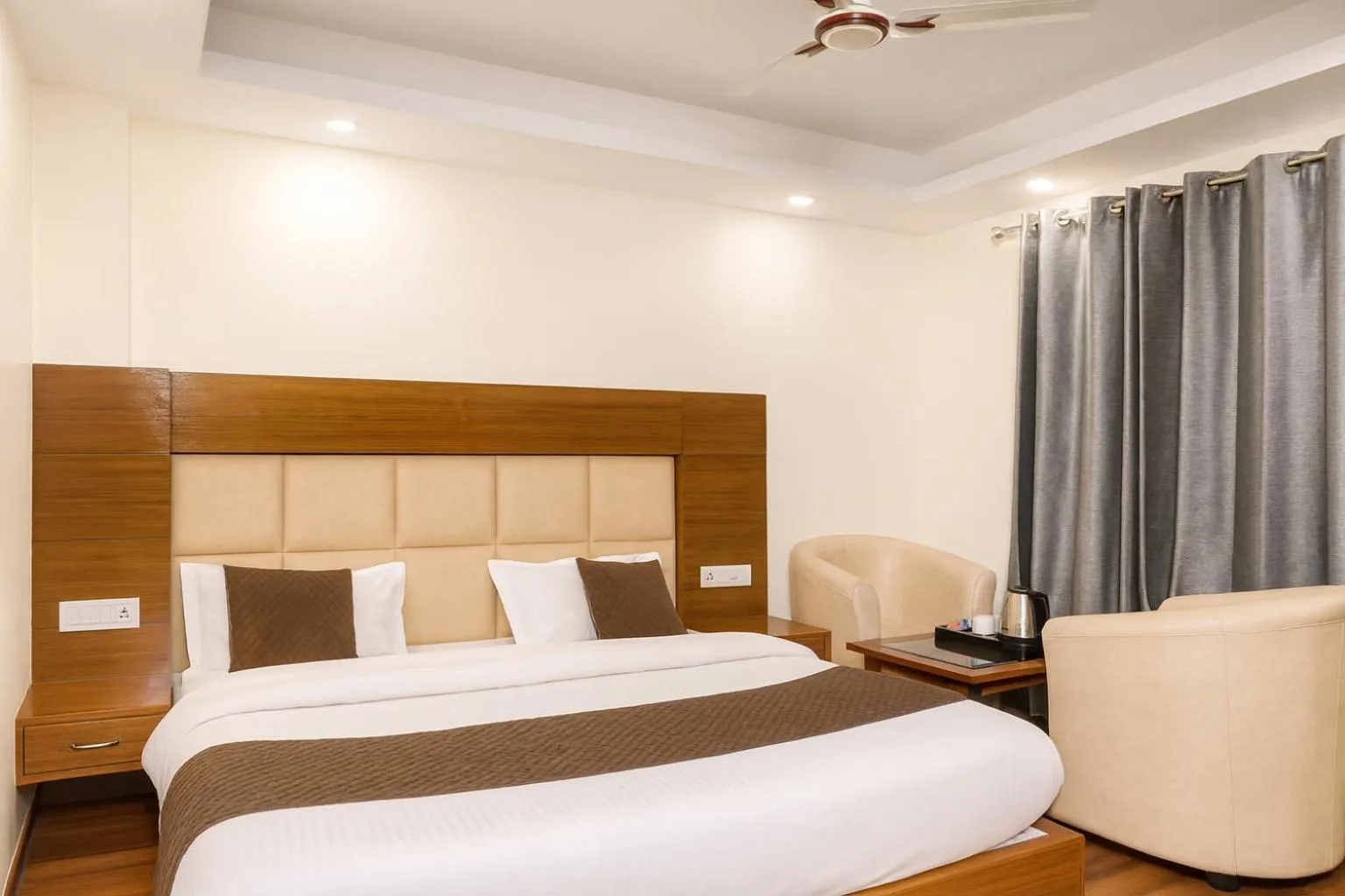 Bed in Hotel Samrat - On Mall Road