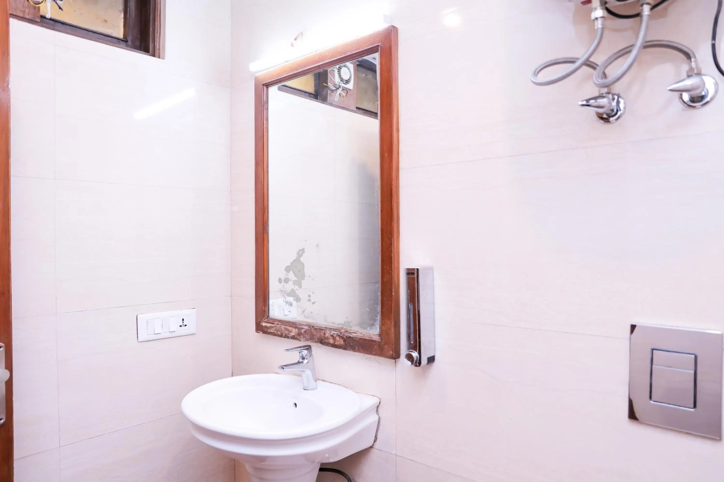 Toilet in Hotel Samrat - On Mall Road