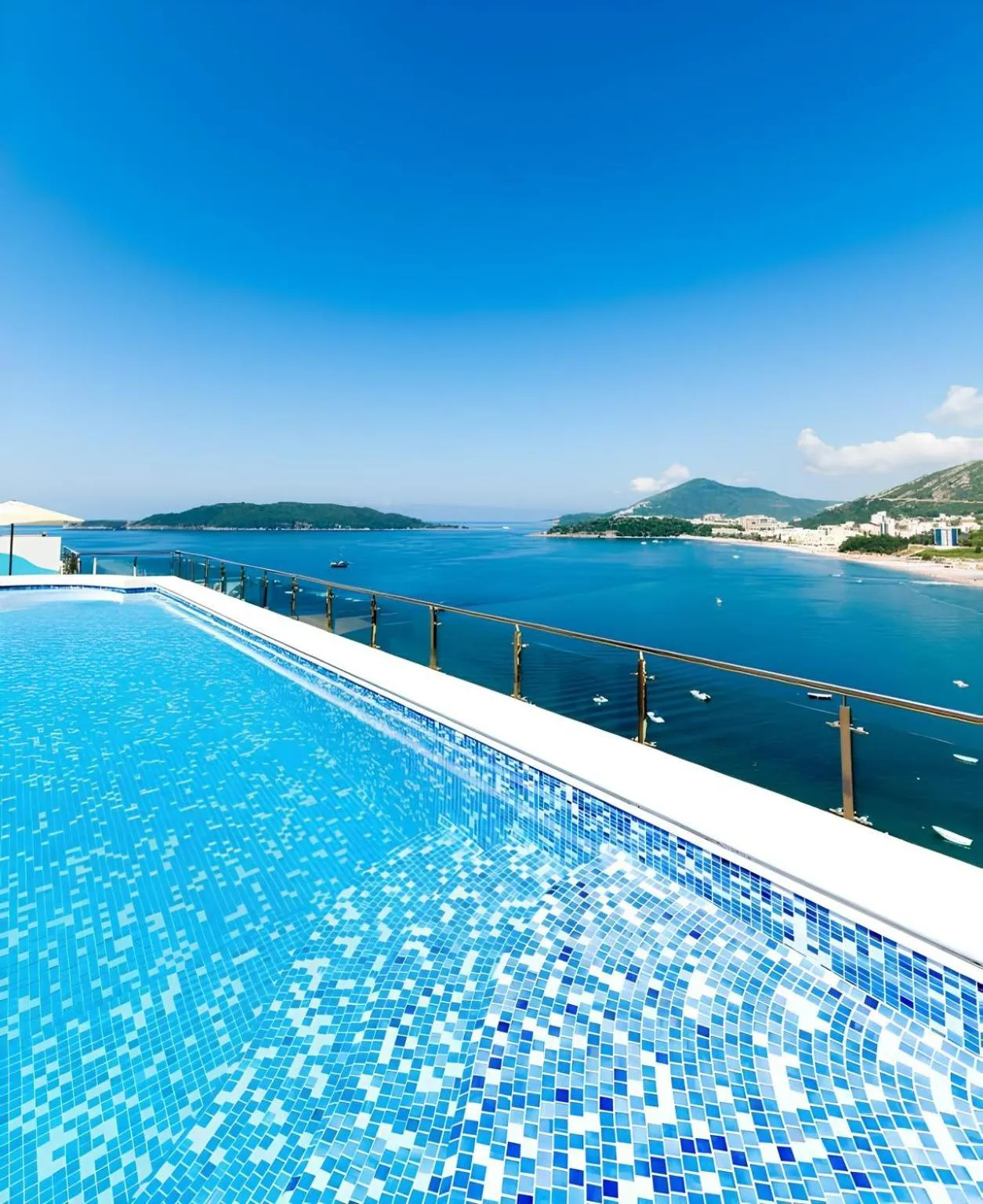 Swimming pool in Hotel Ponta Nova