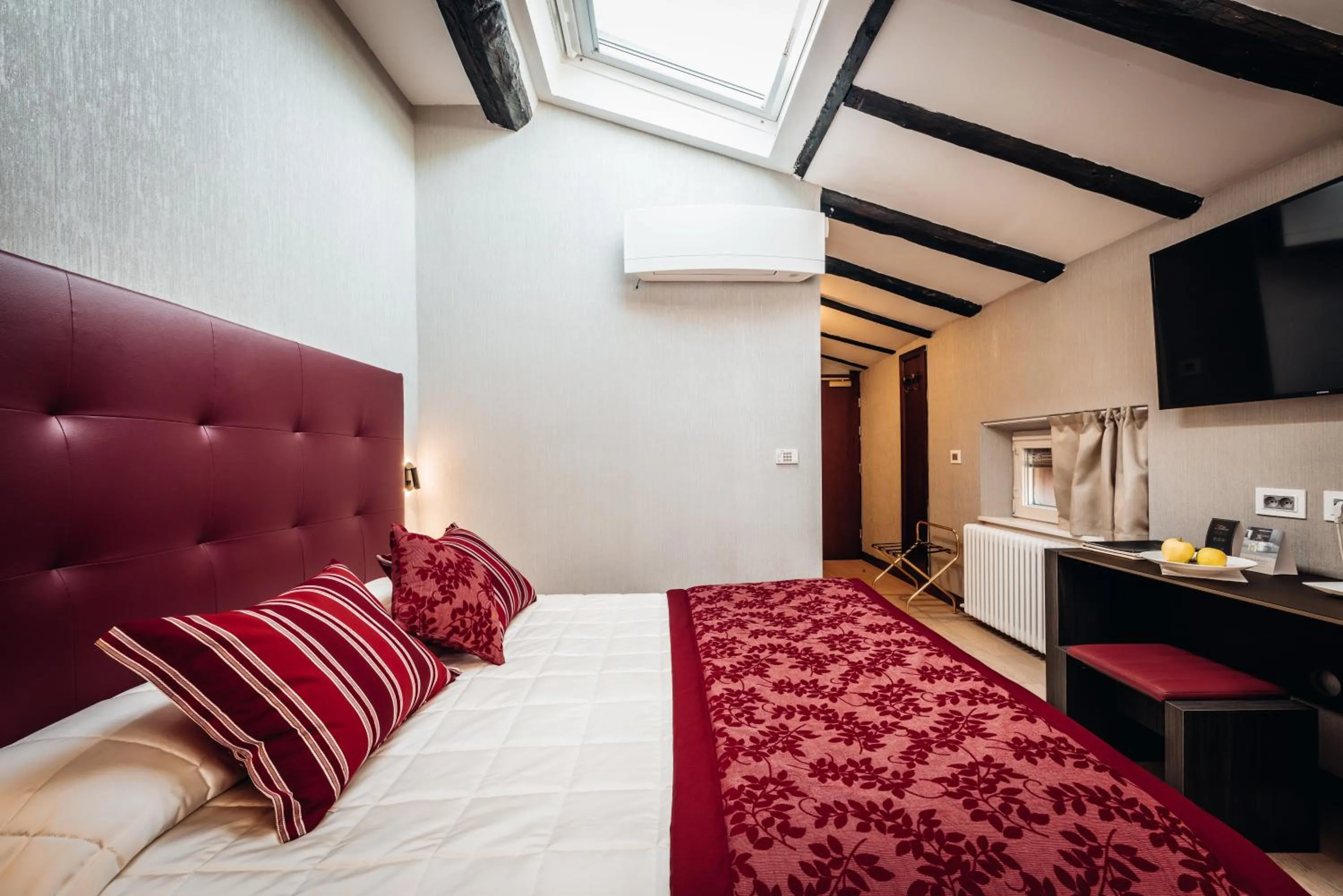 Bedroom, Bed in Hotel Villa Madruzzo