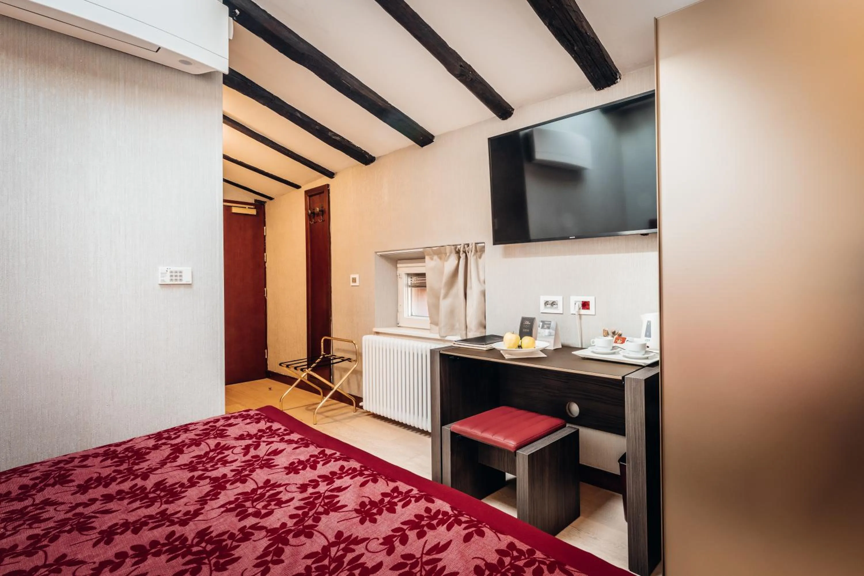 Bedroom, Bed in Hotel Villa Madruzzo