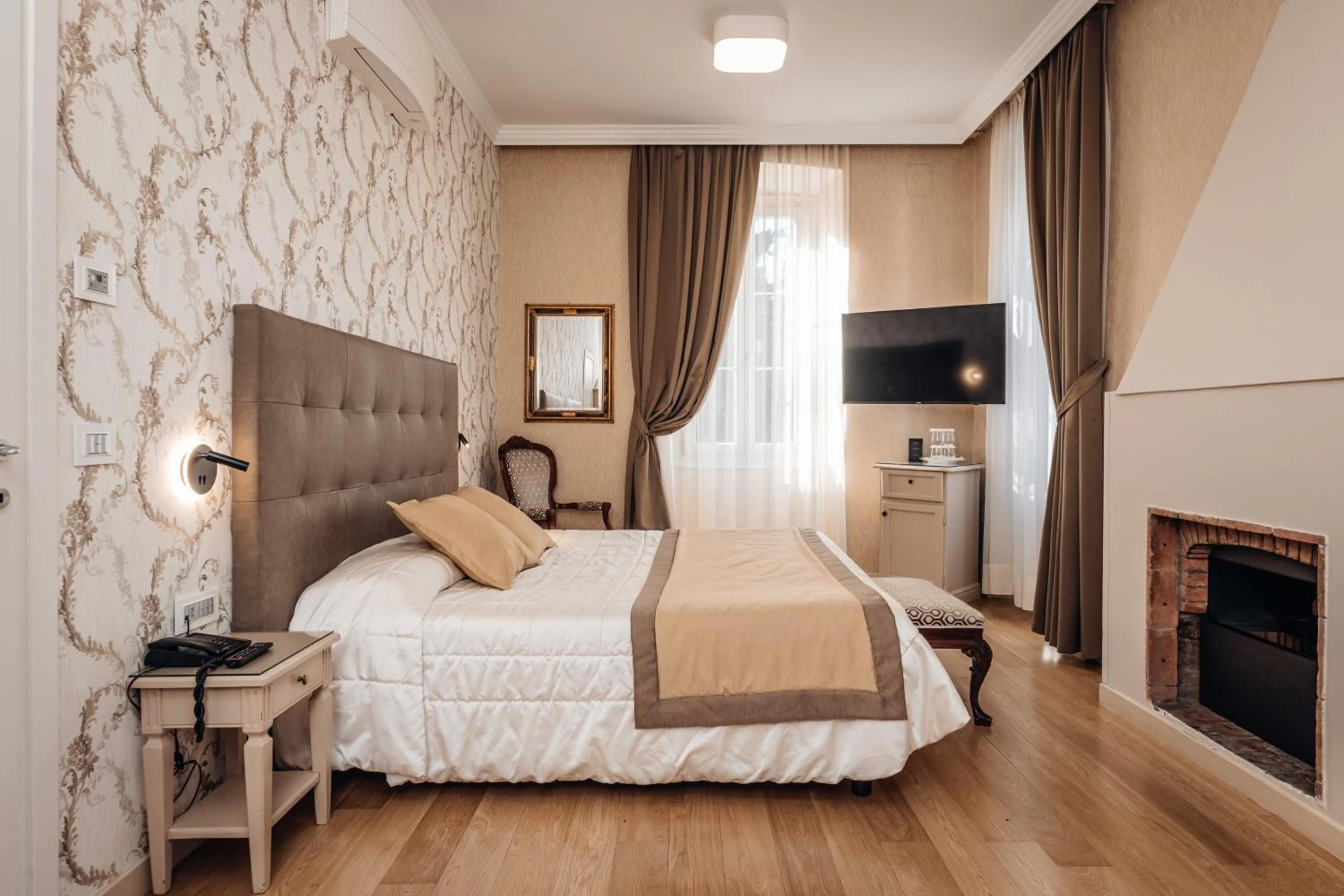 Bedroom, Bed in Hotel Villa Madruzzo