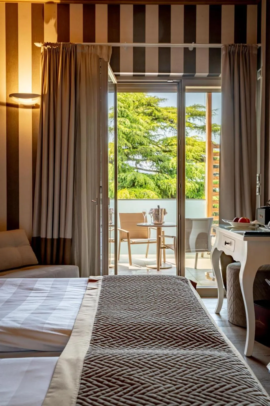 Balcony/Terrace, Bed in Hotel Villa Madruzzo