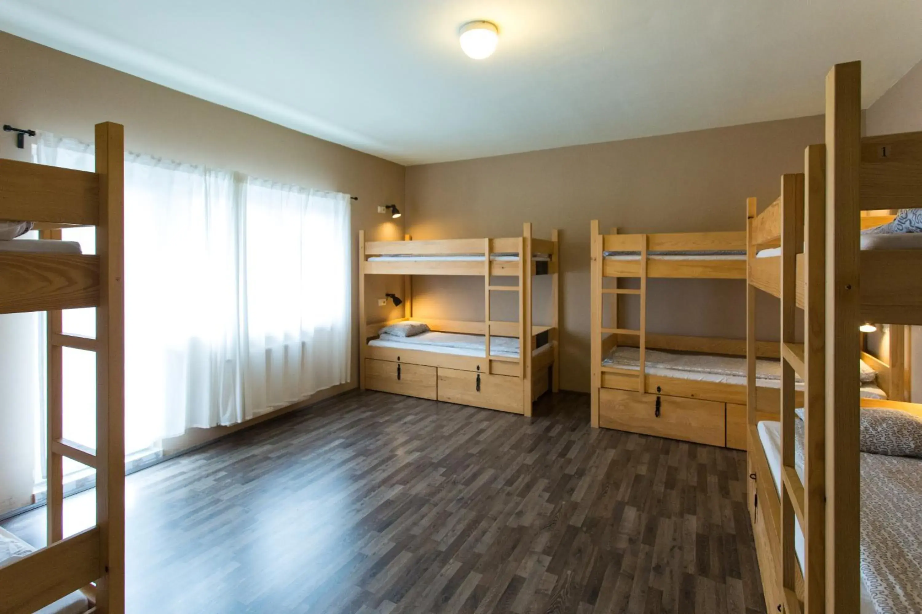 Bed in 8-Bed Mixed Dormitory Room in Falling Lakes Hostel Bed in 8-Bed Mixed Dormitory Room in Falling Lakes Hostel