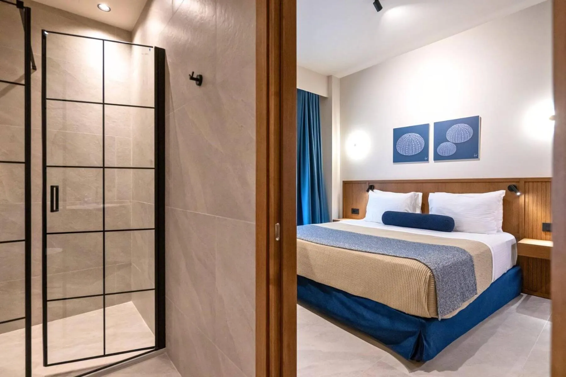 Shower, Bed in Achinos - Kalamata Mediterranean Suites