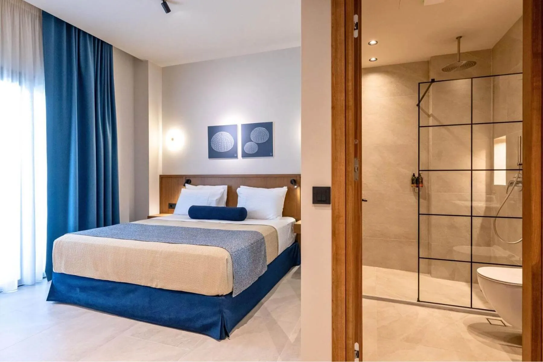 Shower, Bed in Achinos - Kalamata Mediterranean Suites