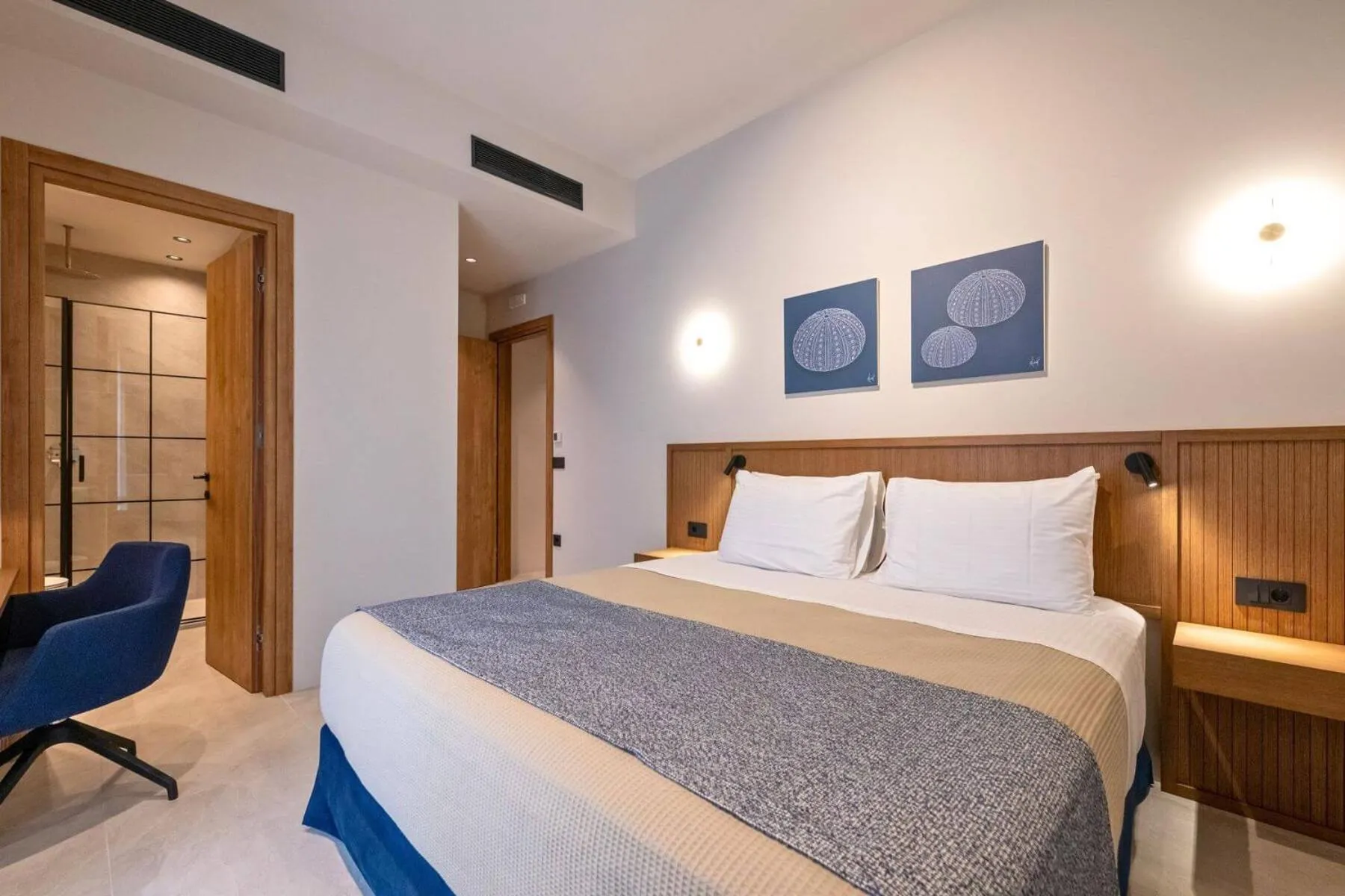 Shower, Bed in Achinos - Kalamata Mediterranean Suites