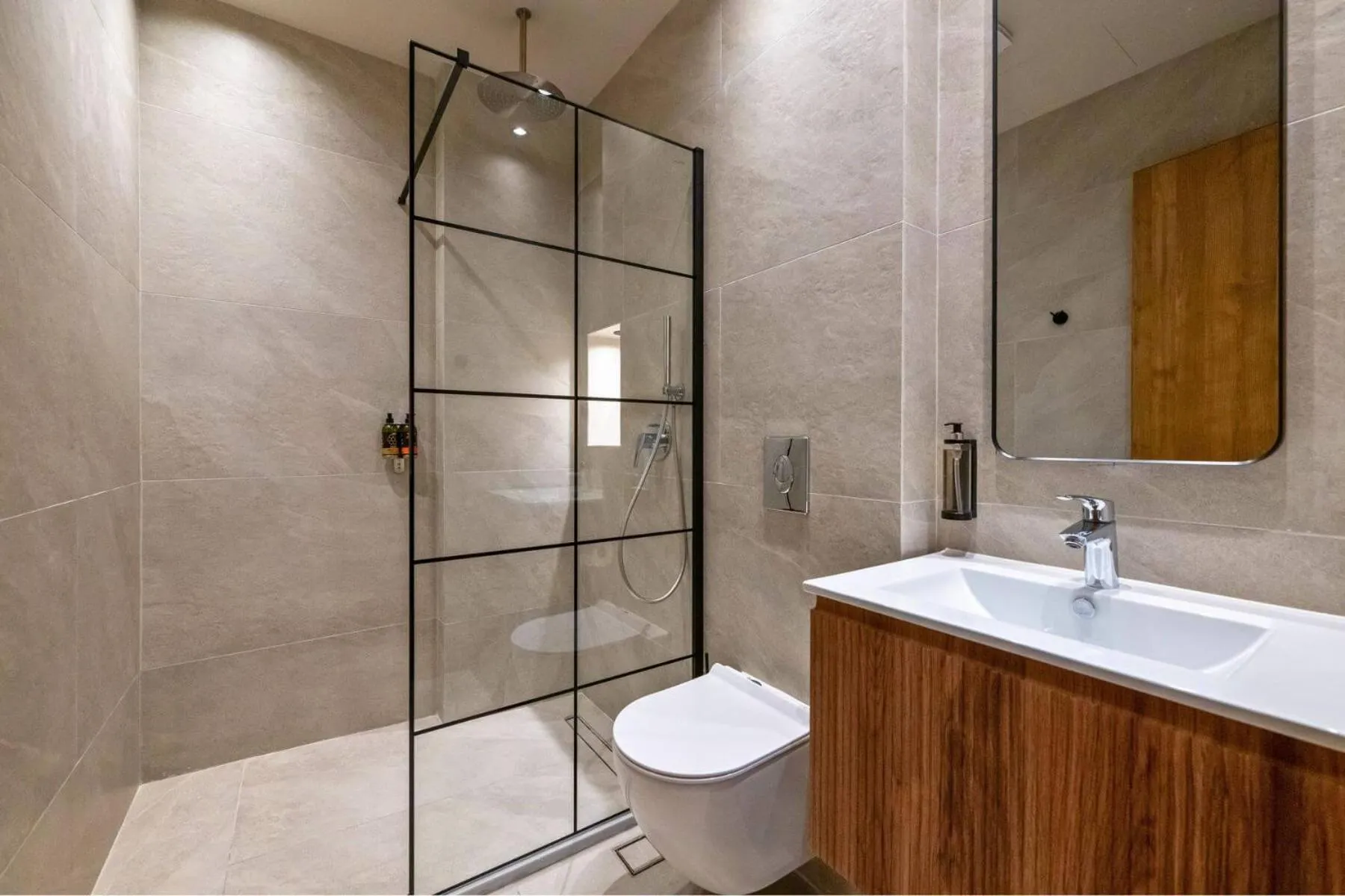 Shower in Achinos - Kalamata Mediterranean Suites